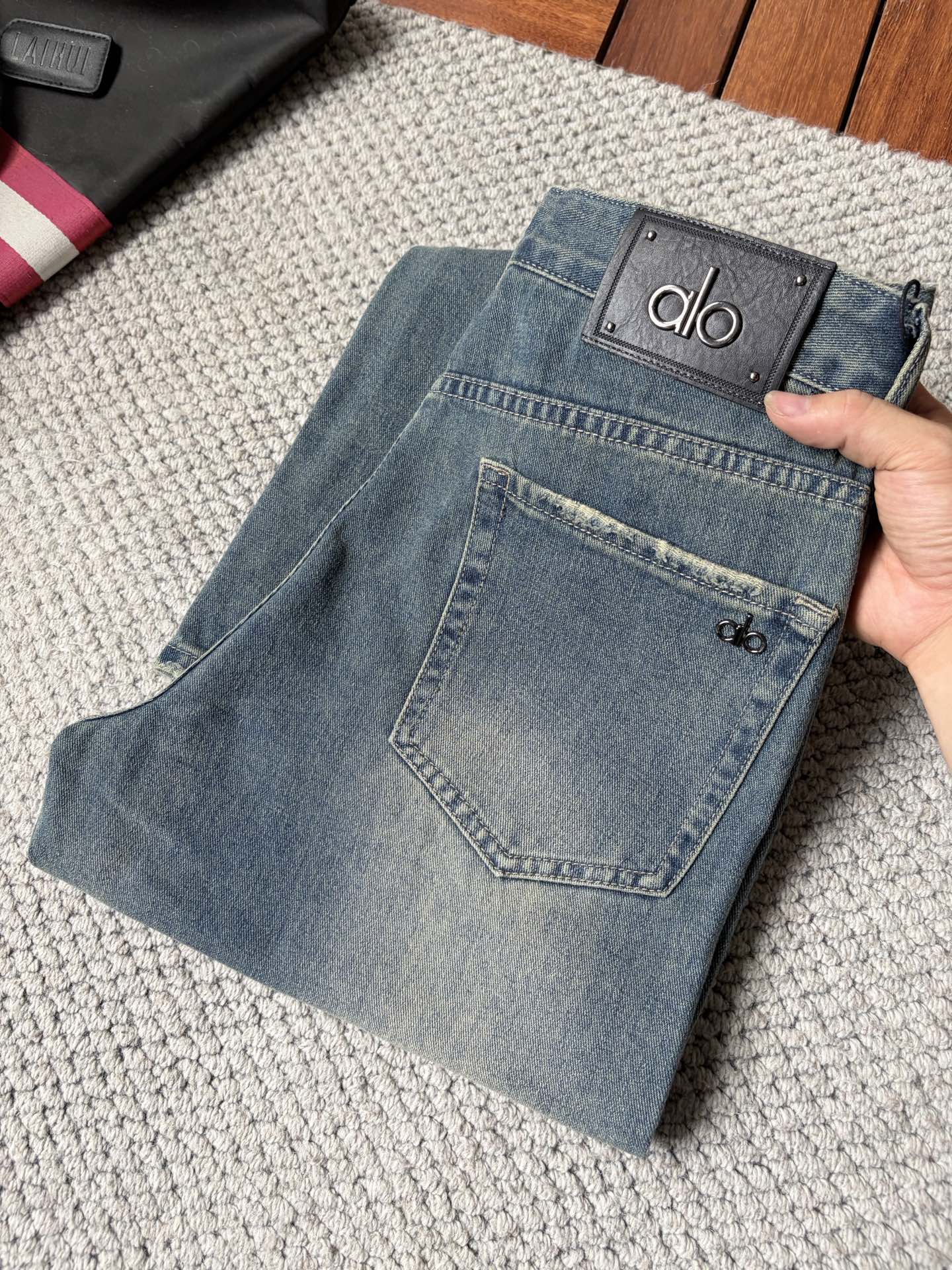 NO:907095,Also men's denim jeans with large hems, official album and poster style!  High-grade imported denim raw color fabrics are supplied to customers, and the pure 13oz denim fabrics from Okayama, Japan are specially selected. Heavy-duty environmentally friendly plant enzyme washing process is used. The texture has a light retro color, which is quite beautiful and is very suitable for autumn and winter color matching. The fabric is soft and delicate after washing, but has strong bones and a slight stretch, providing an excellent comfortable experience. There is no damage from any technological elements throughout the body, retaining the purest tannin color!  The details throughout the body are perfect, exquisite and sophisticated. The latest leather label on the waist highlights the brand's characteristics. The hardware accessories, leather label and wiring all reflect the craftsmanship!  The silhouette is perfectly tailored and has excellent butt lift and slimming effect. It can be easily matched with any top in the wardrobe. It has wide compatibility and is suitable for various daily wear. The upper body is full of style. It is a must-have trousers for those who are obsessed with quality control and 1V!  Size 29-38 (not 35.37),,jeans,19860909also 男士丹宁大裤脚牛仔裤,官宣画册海报穿搭款！ 客供高级进口的丹宁原色面料,特选日本冈山纯正13oz 盎司牛仔布料,重磅环保植物酵素水洗工艺,肌理有着淡淡的复古色彩,相当漂亮,极符合秋冬的配色,面料经过水洗后柔软细腻,但筋骨感极强,且略带弹力,提供了绝佳的舒适体验,通身无任何工艺元素破坏,保留了最纯粹的丹宁本色！通身细节完美如斯,精湛且考究,最新的腰部皮标彰显了品牌特质,五金配件、皮标、走线无不体现出匠心工艺！版型剪裁完美,提臀修身效果绝佳,可轻松横扫衣橱任何的上装搭配,兼容性广泛,满足于日常各种穿搭,上身型款十足,于品质控及1V迷控者必入型裤装！ 尺码29—38（没35.37）,,jeans,,Men's clothing