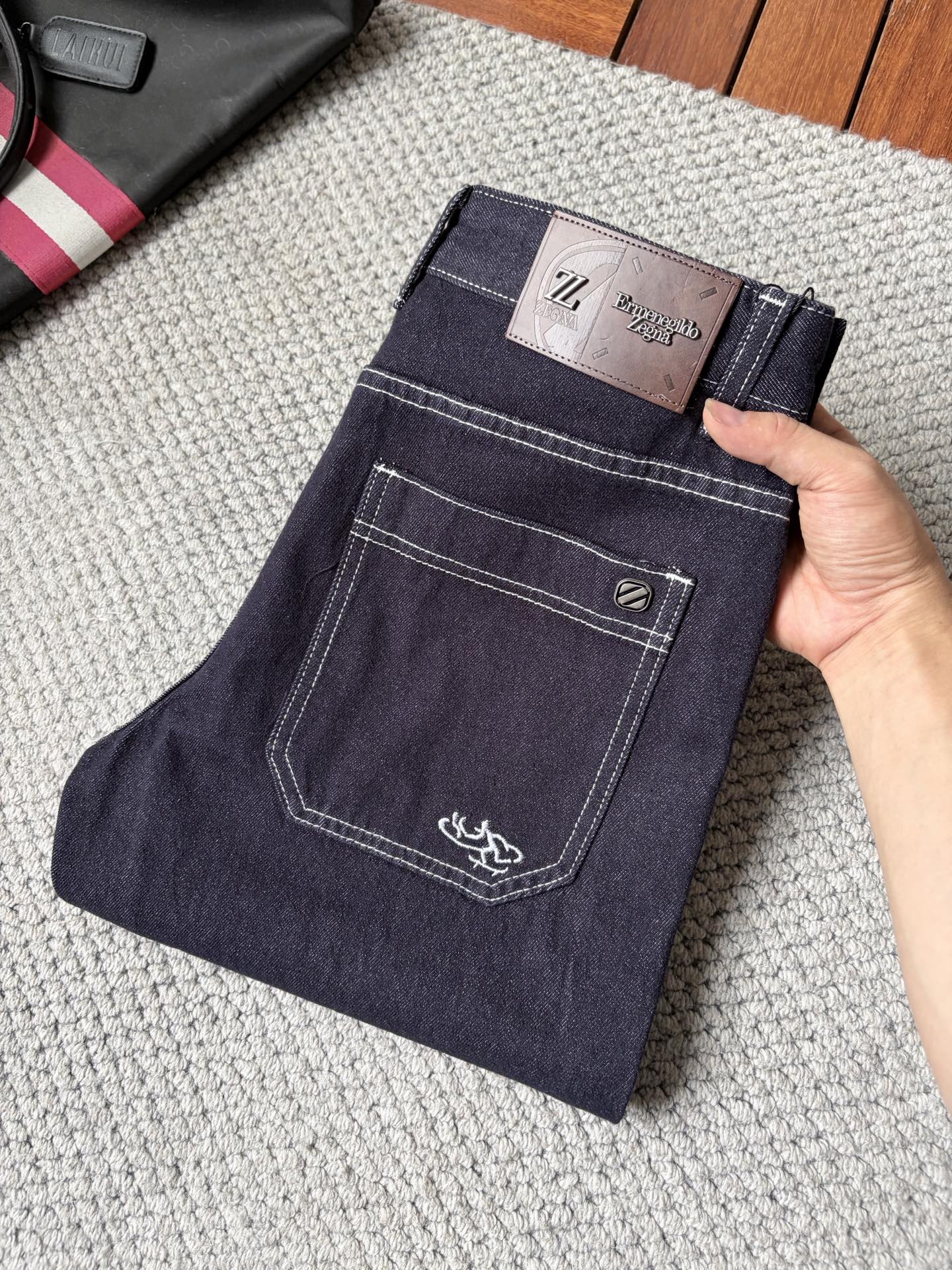 NO:907101,Ermenegildo Zegna men's denim jeans with large hems, official album and poster style!  High-grade imported denim raw color fabrics are supplied to customers, and the pure 13oz denim fabrics from Okayama, Japan are specially selected. Heavy-duty environmentally friendly plant enzyme washing process is used. The texture has a light retro color, which is quite beautiful and is very suitable for autumn and winter color matching. The fabric is soft and delicate after washing, but has strong bones and a slight stretch, providing an excellent comfortable experience. There is no damage from any technological elements throughout the body, retaining the purest tannin color!  The details throughout the body are perfect, exquisite and sophisticated. The latest leather label on the waist highlights the brand's characteristics. The hardware accessories, leather label and wiring all reflect the craftsmanship!  The silhouette is perfectly tailored and has excellent butt lift and slimming effect. It can be easily matched with any top in the wardrobe. It has wide compatibility and is suitable for various daily wear. The upper body is full of style. It is a must-have trousers for those who are obsessed with quality control and 1V!  Sizes 29-38 (not 35.37),,zegna,jeans,19860909杰尼亚男士丹宁大裤脚牛仔裤,官宣画册海报穿搭款！ 客供高级进口的丹宁原色面料,特选日本冈山纯正13oz 盎司牛仔布料,重磅环保植物酵素水洗工艺,肌理有着淡淡的复古色彩,相当漂亮,极符合秋冬的配色,面料经过水洗后柔软细腻,但筋骨感极强,且略带弹力,提供了绝佳的舒适体验,通身无任何工艺元素破坏,保留了最纯粹的丹宁本色！通身细节完美如斯,精湛且考究,最新的腰部皮标彰显了品牌特质,五金配件、皮标、走线无不体现出匠心工艺！版型剪裁完美,提臀修身效果绝佳,可轻松横扫衣橱任何的上装搭配,兼容性广泛,满足于日常各种穿搭,上身型款十足,于品质控及1V迷控者必入型裤装！ 尺码29—38（没35.37）,,zegna,jeans,,Men's clothing
