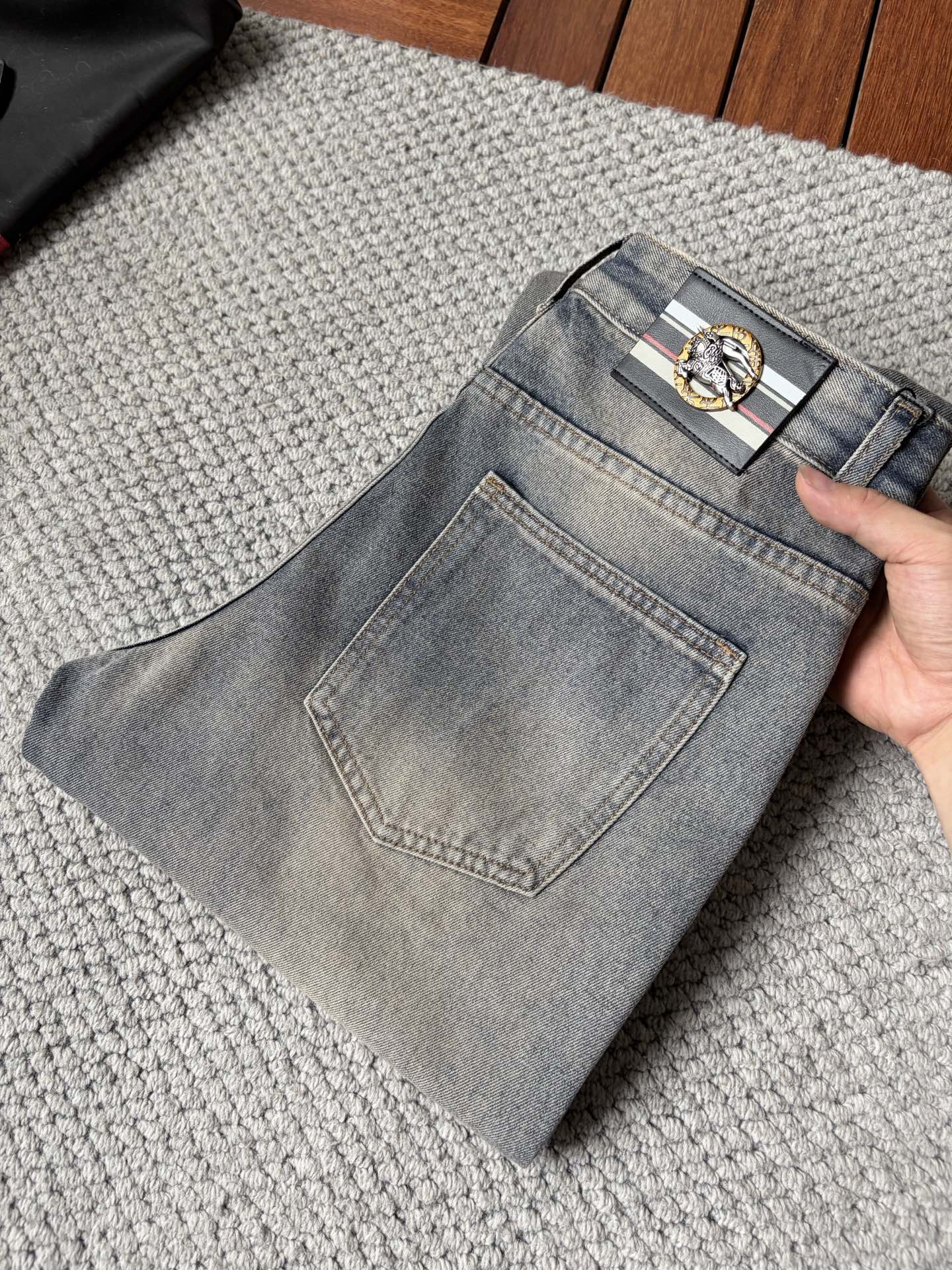 NO:932684,Burberry men's denim large hem jeans, official album and poster style!  High-grade imported denim raw color fabrics are supplied to customers, and the pure 13oz denim fabrics from Okayama, Japan are specially selected. Heavy-duty environmentally friendly plant enzyme washing process is used. The texture has a light retro color, which is quite beautiful and is very suitable for autumn and winter color matching. The fabric is soft and delicate after washing, but has strong bones and a slight stretch, providing an excellent comfortable experience. There is no damage from any technological elements throughout the body, retaining the purest tannin color!  The details throughout the body are perfect, exquisite and sophisticated. The latest leather label on the waist highlights the brand's characteristics. The hardware accessories, leather label and wiring all reflect the craftsmanship!  The silhouette is perfectly tailored and has excellent butt lift and slimming effect. It can be easily matched with any top in the wardrobe. It has wide compatibility and is suitable for various daily wear. The upper body is full of style. It is a must-have trousers for those who are obsessed with quality control and 1V!  Size 29-38 (not 35.37),,burberry,burberry,jeans,19860909Burberry 巴宝莉 男士丹宁大裤脚牛仔裤,官宣画册海报穿搭款！ 客供高级进口的丹宁原色面料,特选日本冈山纯正13oz 盎司牛仔布料,重磅环保植物酵素水洗工艺,肌理有着淡淡的复古色彩,相当漂亮,极符合秋冬的配色,面料经过水洗后柔软细腻,但筋骨感极强,且略带弹力,提供了绝佳的舒适体验,通身无任何工艺元素破坏,保留了最纯粹的丹宁本色！通身细节完美如斯,精湛且考究,最新的腰部皮标彰显了品牌特质,五金配件、皮标、走线无不体现出匠心工艺！版型剪裁完美,提臀修身效果绝佳,可轻松横扫衣橱任何的上装搭配,兼容性广泛,满足于日常各种穿搭,上身型款十足,于品质控及1V迷控者必入型裤装！ 尺码29—38（没35.37）,,burberry,burberry,jeans,,Men's clothing