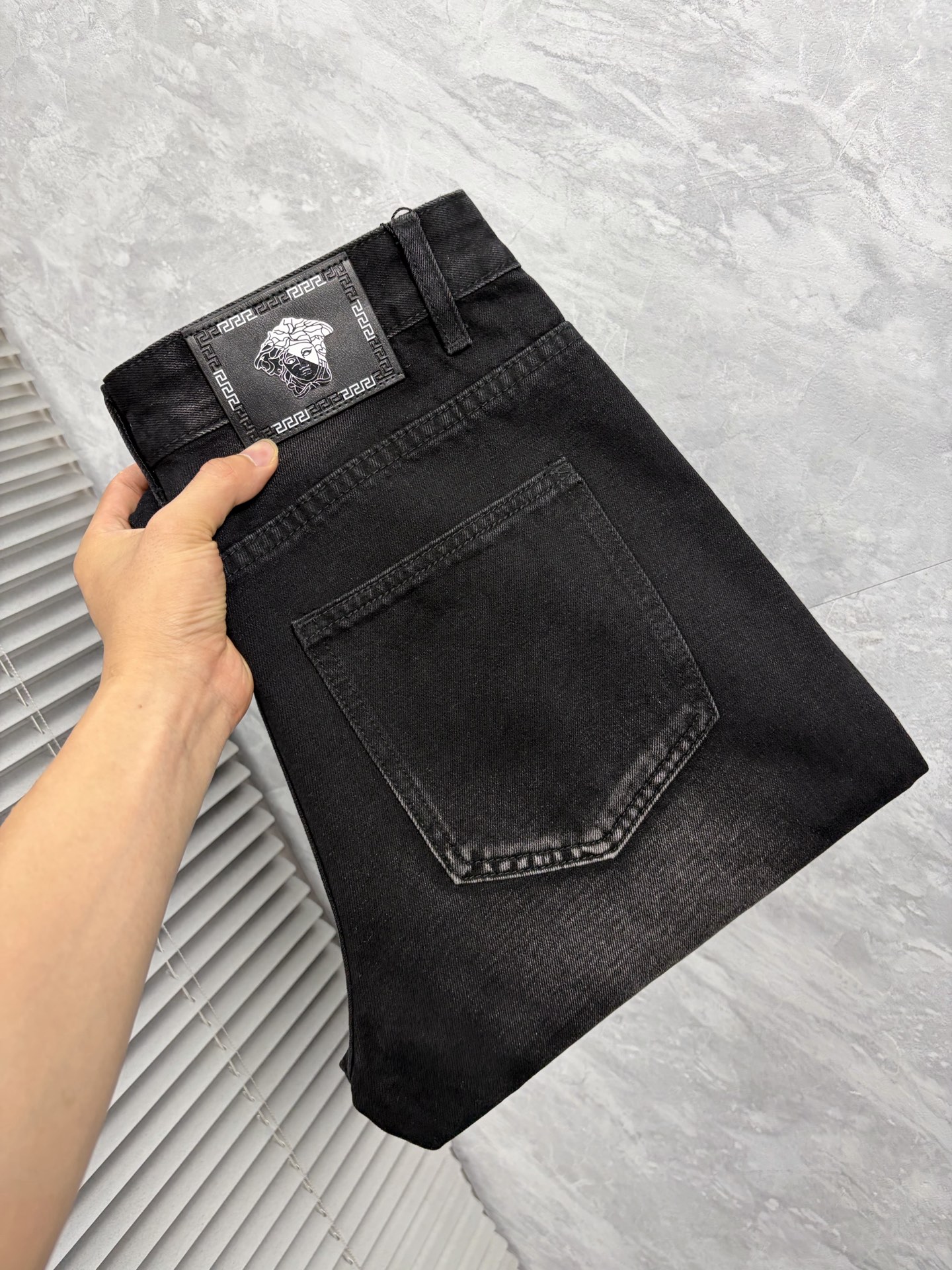 NO:877005,Versace 26 autumn and winter men's denim large hem jeans, official album and poster style!  High-grade imported denim raw color fabrics are supplied to customers, and the pure 13oz denim fabrics from Okayama, Japan are specially selected. Heavy-duty environmentally friendly plant enzyme washing process is used. The texture has a light retro color, which is quite beautiful and is very suitable for autumn and winter color matching. The fabric is soft and delicate after washing, but has strong bones and a slight stretch, providing an excellent comfortable experience. There is no damage from any technological elements throughout the body, retaining the purest tannin color!  The details throughout the body are perfect, exquisite and sophisticated. The latest leather label on the waist highlights the brand's characteristics. The hardware accessories, leather label and wiring all reflect the craftsmanship!  The silhouette is perfectly tailored and has excellent butt lift and slimming effect. It can be easily matched with any top in the wardrobe. It has wide compatibility and is suitable for various daily wear. The upper body is full of style. It is a must-have trousers for those who are obsessed with quality control and 1V!  Sizes 29-38 (not 35.37),,versace,jeans,19860909范思哲 26秋冬男士丹宁大裤脚牛仔裤,官宣画册海报穿搭款！ 客供高级进口的丹宁原色面料,特选日本冈山纯正13oz 盎司牛仔布料,重磅环保植物酵素水洗工艺,肌理有着淡淡的复古色彩,相当漂亮,极符合秋冬的配色,面料经过水洗后柔软细腻,但筋骨感极强,且略带弹力,提供了绝佳的舒适体验,通身无任何工艺元素破坏,保留了最纯粹的丹宁本色！通身细节完美如斯,精湛且考究,最新的腰部皮标彰显了品牌特质,五金配件、皮标、走线无不体现出匠心工艺！版型剪裁完美,提臀修身效果绝佳,可轻松横扫衣橱任何的上装搭配,兼容性广泛,满足于日常各种穿搭,上身型款十足,于品质控及1V迷控者必入型裤装！ 尺码29—38（没35.37）,,versace,jeans,,Men's clothing