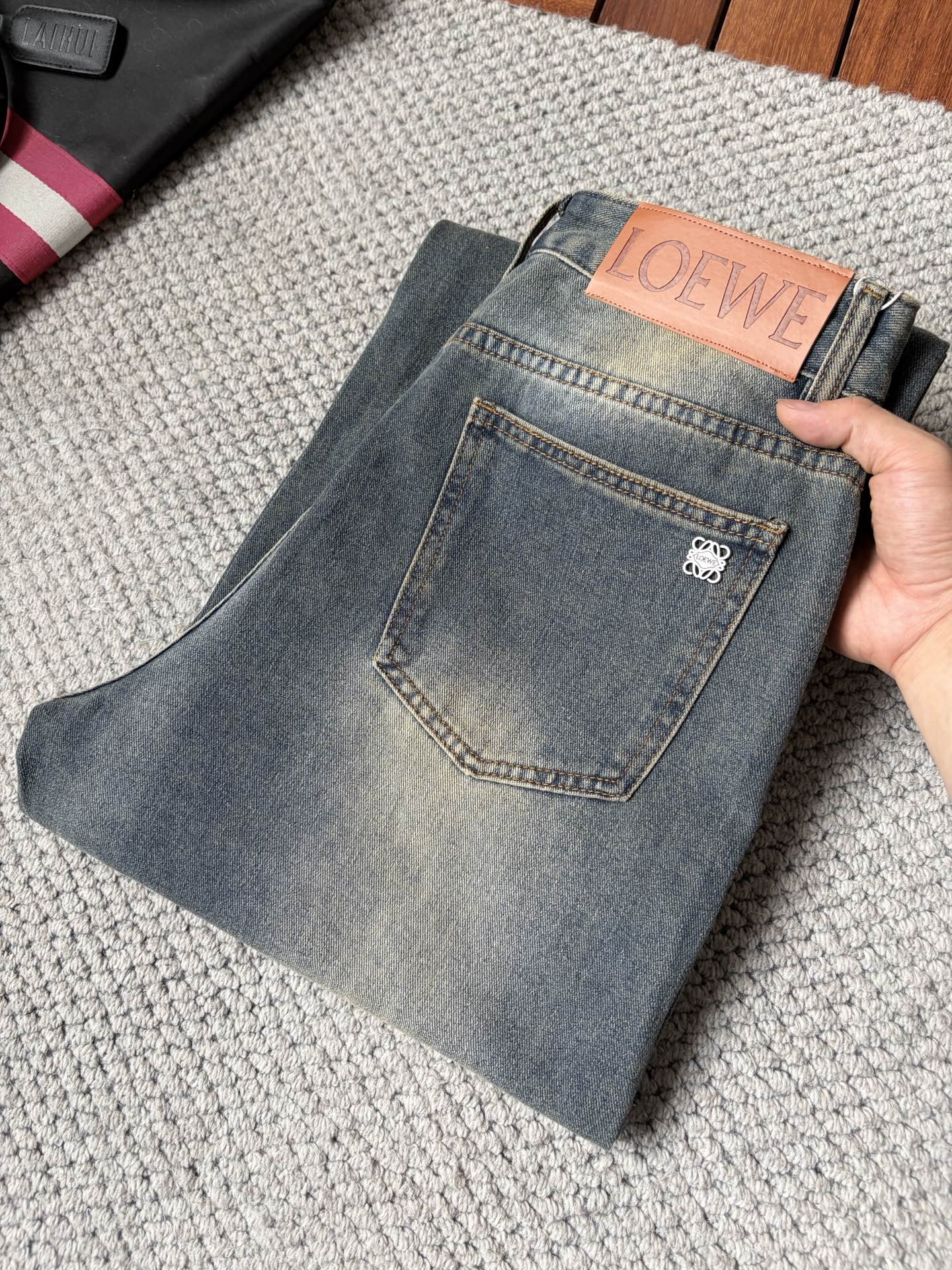 NO:907106,Luo Yi men's denim large hem jeans, official album and poster wear style!  High-grade imported denim raw color fabrics are supplied to customers, and the pure 13oz denim fabrics from Okayama, Japan are specially selected. Heavy-duty environmentally friendly plant enzyme washing process is used. The texture has a light retro color, which is quite beautiful and is very suitable for autumn and winter color matching. The fabric is soft and delicate after washing, but has strong bones and a slight stretch, providing an excellent comfortable experience. There is no damage from any technological elements throughout the body, retaining the purest tannin color!  The details throughout the body are perfect, exquisite and sophisticated. The latest leather label on the waist highlights the brand's characteristics. The hardware accessories, leather label and wiring all reflect the craftsmanship!  The silhouette is perfectly tailored and has excellent butt lift and slimming effect. It can be easily matched with any top in the wardrobe. It has wide compatibility and is suitable for various daily wear. The upper body is full of style. It is a must-have trousers for those who are obsessed with quality control and 1V!  Size 29-38 (not 35.37),,loewe,jeans,19860909罗意 男士丹宁大裤脚牛仔裤,官宣画册海报穿搭款！ 客供高级进口的丹宁原色面料,特选日本冈山纯正13oz 盎司牛仔布料,重磅环保植物酵素水洗工艺,肌理有着淡淡的复古色彩,相当漂亮,极符合秋冬的配色,面料经过水洗后柔软细腻,但筋骨感极强,且略带弹力,提供了绝佳的舒适体验,通身无任何工艺元素破坏,保留了最纯粹的丹宁本色！通身细节完美如斯,精湛且考究,最新的腰部皮标彰显了品牌特质,五金配件、皮标、走线无不体现出匠心工艺！版型剪裁完美,提臀修身效果绝佳,可轻松横扫衣橱任何的上装搭配,兼容性广泛,满足于日常各种穿搭,上身型款十足,于品质控及1V迷控者必入型裤装！ 尺码29—38（没35.37）,,loewe,jeans,,Men's clothing