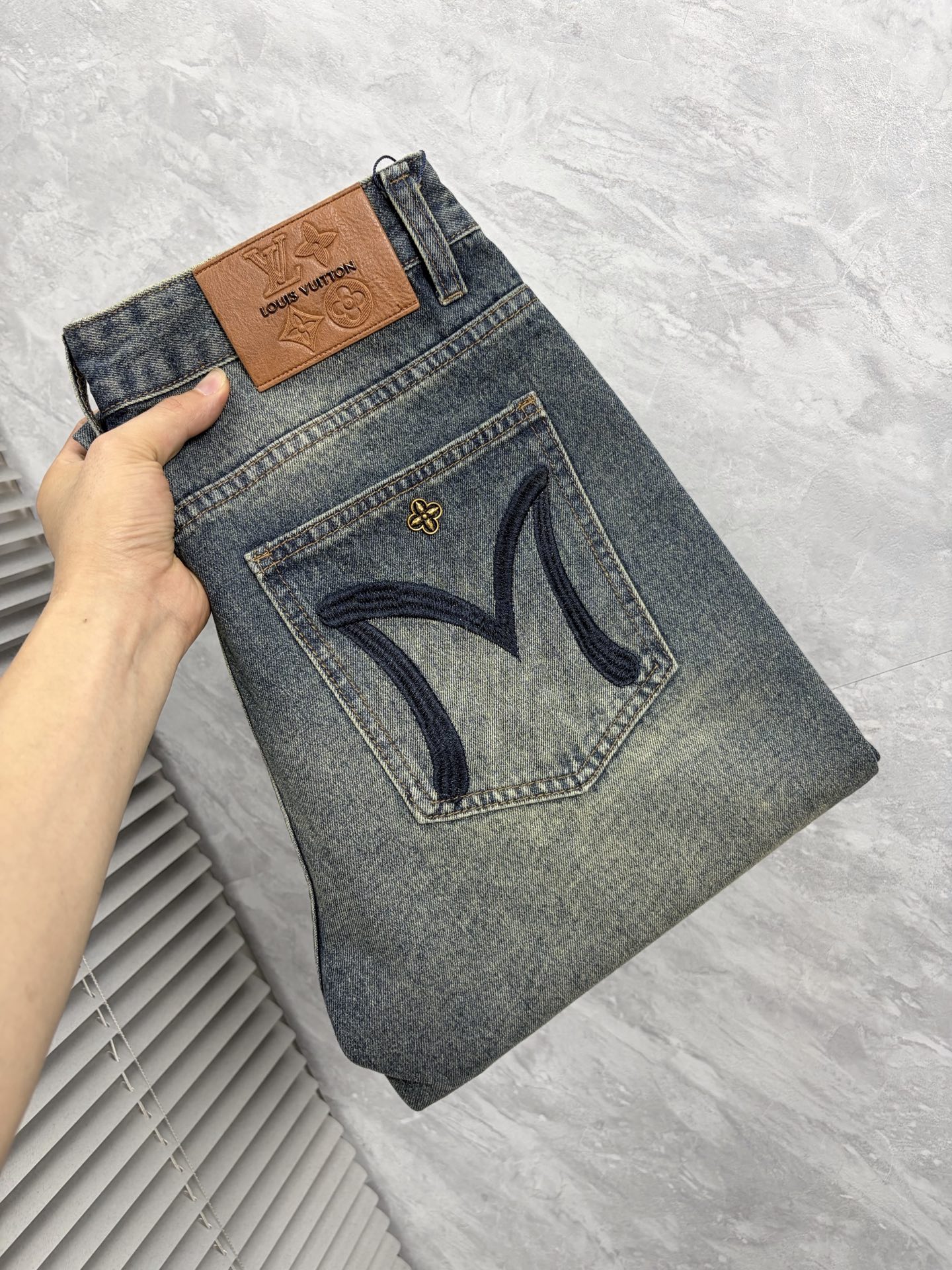 NO:876997,LV 26 autumn and winter men's denim large hem jeans, official album and poster style!  High-grade imported denim raw color fabrics are supplied to customers, and the pure 13oz denim fabrics from Okayama, Japan are specially selected. Heavy-duty environmentally friendly plant enzyme washing process is used. The texture has a light retro color, which is quite beautiful and is very suitable for autumn and winter color matching. The fabric is soft and delicate after washing, but has strong bones and a slight stretch, providing an excellent comfortable experience. There is no damage from any technological elements throughout the body, retaining the purest tannin color!  The details throughout the body are perfect, exquisite and sophisticated. The latest leather label on the waist highlights the brand's characteristics. The hardware accessories, leather label and wiring all reflect the craftsmanship!  The silhouette is perfectly tailored and has excellent butt lift and slimming effect. It can be easily matched with any top in the wardrobe. It has wide compatibility and is suitable for various daily wear. The upper body is full of style. It is a must-have trousers for those who are obsessed with quality control and 1V!  Size 29-38 (not 35.37),,louis vuitton,jeans,19860909LV 26秋冬男士丹宁大裤脚牛仔裤,官宣画册海报穿搭款！ 客供高级进口的丹宁原色面料,特选日本冈山纯正13oz 盎司牛仔布料,重磅环保植物酵素水洗工艺,肌理有着淡淡的复古色彩,相当漂亮,极符合秋冬的配色,面料经过水洗后柔软细腻,但筋骨感极强,且略带弹力,提供了绝佳的舒适体验,通身无任何工艺元素破坏,保留了最纯粹的丹宁本色！通身细节完美如斯,精湛且考究,最新的腰部皮标彰显了品牌特质,五金配件、皮标、走线无不体现出匠心工艺！版型剪裁完美,提臀修身效果绝佳,可轻松横扫衣橱任何的上装搭配,兼容性广泛,满足于日常各种穿搭,上身型款十足,于品质控及1V迷控者必入型裤装！ 尺码29—38（没35.37）,,louis vuitton,jeans,,Men's clothing