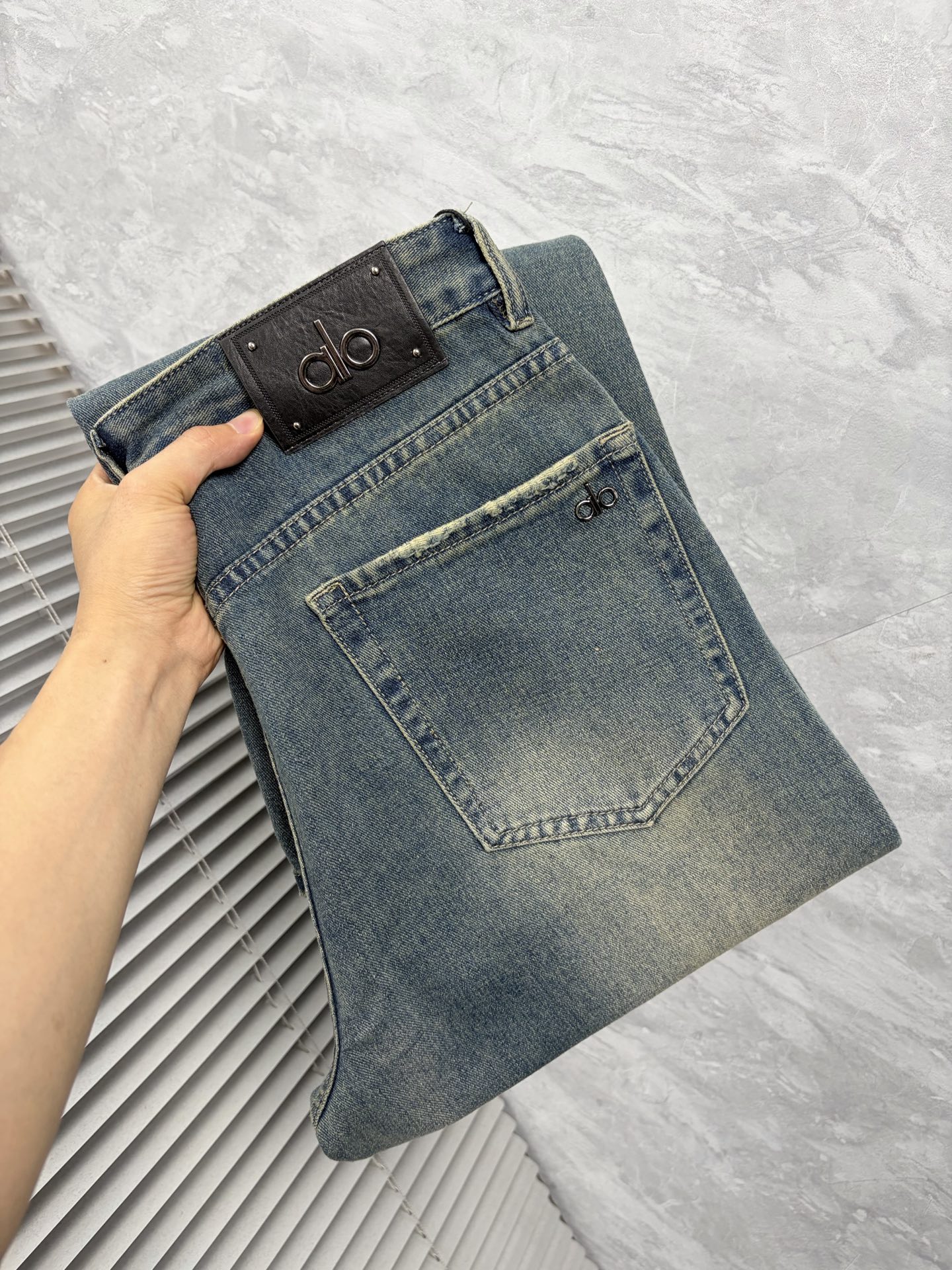 NO:876981,alo 26 autumn and winter men's denim large hem jeans, official album and poster wear style!  High-grade imported denim raw color fabrics are supplied to customers, and the pure 13oz denim fabrics from Okayama, Japan are specially selected. Heavy-duty environmentally friendly plant enzyme washing process is used. The texture has a light retro color, which is quite beautiful and is very suitable for autumn and winter color matching. The fabric is soft and delicate after washing, but has strong bones and a slight stretch, providing an excellent comfortable experience. There is no damage from any technological elements throughout the body, retaining the purest tannin color!  The details throughout the body are perfect, exquisite and sophisticated. The latest leather label on the waist highlights the brand's characteristics. The hardware accessories, leather label and wiring all reflect the craftsmanship!  The silhouette is perfectly tailored and has excellent butt lift and slimming effect. It can be easily matched with any top in the wardrobe. It has wide compatibility and is suitable for various daily wear. The upper body is full of style. It is a must-have trousers for those who are obsessed with quality control and 1V!  Size 29-38 (not 35.37),,jeans,19860909alo 26秋冬男士丹宁大裤脚牛仔裤,官宣画册海报穿搭款！ 客供高级进口的丹宁原色面料,特选日本冈山纯正13oz 盎司牛仔布料,重磅环保植物酵素水洗工艺,肌理有着淡淡的复古色彩,相当漂亮,极符合秋冬的配色,面料经过水洗后柔软细腻,但筋骨感极强,且略带弹力,提供了绝佳的舒适体验,通身无任何工艺元素破坏,保留了最纯粹的丹宁本色！通身细节完美如斯,精湛且考究,最新的腰部皮标彰显了品牌特质,五金配件、皮标、走线无不体现出匠心工艺！版型剪裁完美,提臀修身效果绝佳,可轻松横扫衣橱任何的上装搭配,兼容性广泛,满足于日常各种穿搭,上身型款十足,于品质控及1V迷控者必入型裤装！ 尺码29—38（没35.37）,,jeans,,Men's clothing