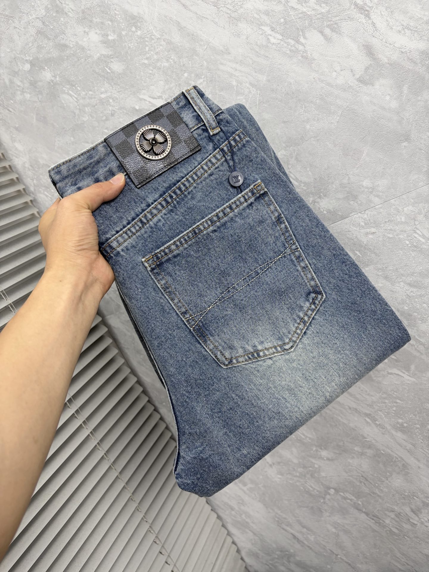 NO:870629,LV 26 autumn and winter men's denim large hem jeans, official album and poster style!  High-grade imported denim raw color fabrics are supplied to customers, and the pure 13oz denim fabrics from Okayama, Japan are specially selected. Heavy-duty environmentally friendly plant enzyme washing process is used. The texture has a light retro color, which is quite beautiful and is very suitable for autumn and winter color matching. The fabric is soft and delicate after washing, but has strong bones and a slight stretch, providing an excellent comfortable experience. There is no damage from any technological elements throughout the body, retaining the purest tannin color!  The details throughout the body are perfect, exquisite and sophisticated. The latest leather label on the waist highlights the brand's characteristics. The hardware accessories, leather label and wiring all reflect the craftsmanship!  The silhouette is perfectly tailored and has excellent butt lift and slimming effect. It can be easily matched with any top in the wardrobe. It has wide compatibility and is suitable for various daily wear. The upper body is full of style. It is a must-have trousers for those who are obsessed with quality control and 1V!  Size 29-38 (not 35.37),,louis vuitton,jeans,19860909LV  26秋冬男士丹宁大裤脚牛仔裤,官宣画册海报穿搭款！ 客供高级进口的丹宁原色面料,特选日本冈山纯正13oz 盎司牛仔布料,重磅环保植物酵素水洗工艺,肌理有着淡淡的复古色彩,相当漂亮,极符合秋冬的配色,面料经过水洗后柔软细腻,但筋骨感极强,且略带弹力,提供了绝佳的舒适体验,通身无任何工艺元素破坏,保留了最纯粹的丹宁本色！通身细节完美如斯,精湛且考究,最新的腰部皮标彰显了品牌特质,五金配件、皮标、走线无不体现出匠心工艺！版型剪裁完美,提臀修身效果绝佳,可轻松横扫衣橱任何的上装搭配,兼容性广泛,满足于日常各种穿搭,上身型款十足,于品质控及1V迷控者必入型裤装！ 尺码29—38（没35.37）,,louis vuitton,jeans,,Men's clothing