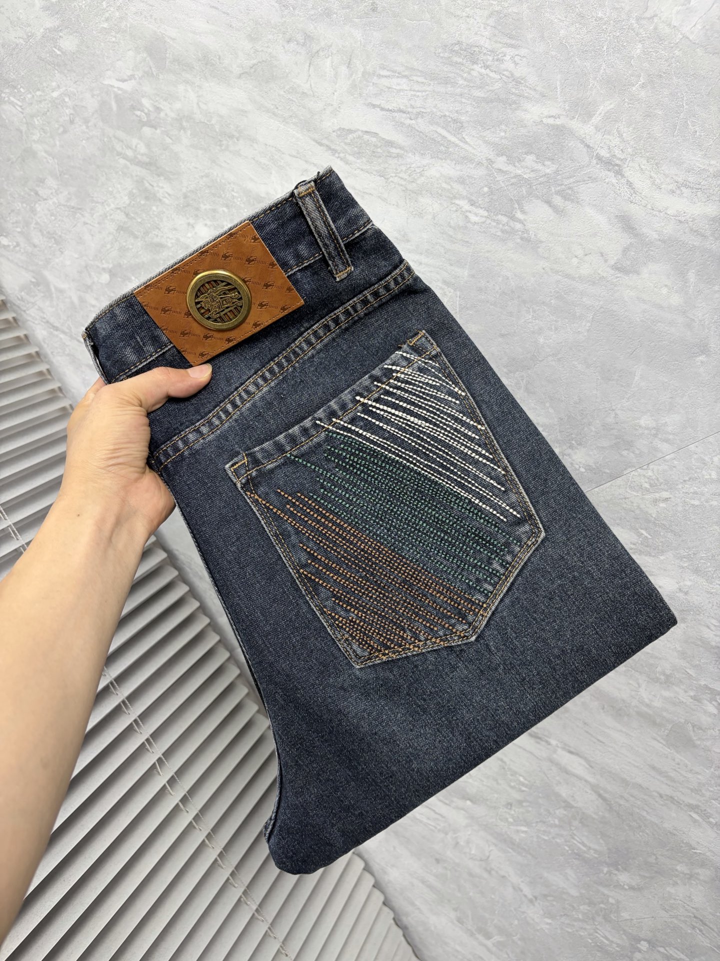 NO:876971,Burberry 26 autumn and winter men's denim large hem jeans, official album and poster style!  High-grade imported denim raw color fabrics are supplied to customers, and the pure 13oz denim fabrics from Okayama, Japan are specially selected. Heavy-duty environmentally friendly plant enzyme washing process is used. The texture has a light retro color, which is quite beautiful and is very suitable for autumn and winter color matching. The fabric is soft and delicate after washing, but has strong bones and a slight stretch, providing an excellent comfortable experience. There is no damage from any technological elements throughout the body, retaining the purest tannin color!  The details throughout the body are perfect, exquisite and sophisticated. The latest leather label on the waist highlights the brand's characteristics. The hardware accessories, leather label and wiring all reflect the craftsmanship!  The silhouette is perfectly tailored and has excellent butt lift and slimming effect. It can be easily matched with any top in the wardrobe. It has wide compatibility and is suitable for various daily wear. The upper body is full of style. It is a must-have trousers for those who are obsessed with quality control and 1V!  Size 29-38 (not 35.37),,burberry,jeans,19860909巴宝莉 26秋冬男士丹宁大裤脚牛仔裤,官宣画册海报穿搭款！ 客供高级进口的丹宁原色面料,特选日本冈山纯正13oz 盎司牛仔布料,重磅环保植物酵素水洗工艺,肌理有着淡淡的复古色彩,相当漂亮,极符合秋冬的配色,面料经过水洗后柔软细腻,但筋骨感极强,且略带弹力,提供了绝佳的舒适体验,通身无任何工艺元素破坏,保留了最纯粹的丹宁本色！通身细节完美如斯,精湛且考究,最新的腰部皮标彰显了品牌特质,五金配件、皮标、走线无不体现出匠心工艺！版型剪裁完美,提臀修身效果绝佳,可轻松横扫衣橱任何的上装搭配,兼容性广泛,满足于日常各种穿搭,上身型款十足,于品质控及1V迷控者必入型裤装！ 尺码29—38（没35.37）,,burberry,jeans,,Men's clothing
