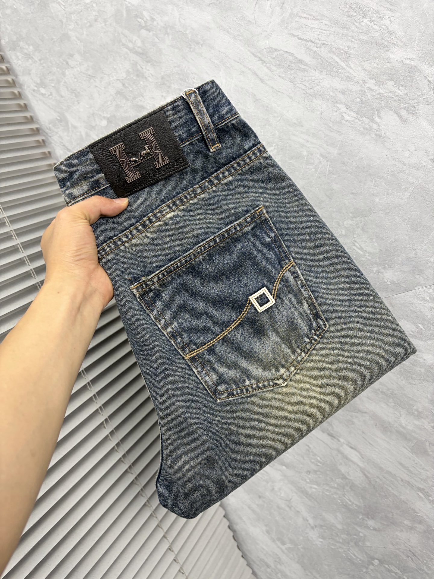NO:870638,Aima 26 autumn and winter men's denim large hem jeans, official album and poster wear style!  High-grade imported denim raw color fabrics are supplied to customers, and the pure 13oz denim fabrics from Okayama, Japan are specially selected. Heavy-duty environmentally friendly plant enzyme washing process is used. The texture has a light retro color, which is quite beautiful and is very suitable for autumn and winter color matching. The fabric is soft and delicate after washing, but has strong bones and a slight stretch, providing an excellent comfortable experience. There is no damage from any technological elements throughout the body, retaining the purest tannin color!  The details throughout the body are perfect, exquisite and sophisticated. The latest leather label on the waist highlights the brand's characteristics. The hardware accessories, leather label and wiring all reflect the craftsmanship!  The silhouette is perfectly tailored and has excellent butt lift and slimming effect. It can be easily matched with any top in the wardrobe. It has wide compatibility and is suitable for various daily wear. The upper body is full of style. It is a must-have trousers for those who are obsessed with quality control and 1V!  Size 29-38 (not 35.37),,hermes,jeans,19860909爱马 26秋冬男士丹宁大裤脚牛仔裤,官宣画册海报穿搭款！ 客供高级进口的丹宁原色面料,特选日本冈山纯正13oz 盎司牛仔布料,重磅环保植物酵素水洗工艺,肌理有着淡淡的复古色彩,相当漂亮,极符合秋冬的配色,面料经过水洗后柔软细腻,但筋骨感极强,且略带弹力,提供了绝佳的舒适体验,通身无任何工艺元素破坏,保留了最纯粹的丹宁本色！通身细节完美如斯,精湛且考究,最新的腰部皮标彰显了品牌特质,五金配件、皮标、走线无不体现出匠心工艺！版型剪裁完美,提臀修身效果绝佳,可轻松横扫衣橱任何的上装搭配,兼容性广泛,满足于日常各种穿搭,上身型款十足,于品质控及1V迷控者必入型裤装！ 尺码29—38（没35.37）,,hermes,jeans,,Men's clothing