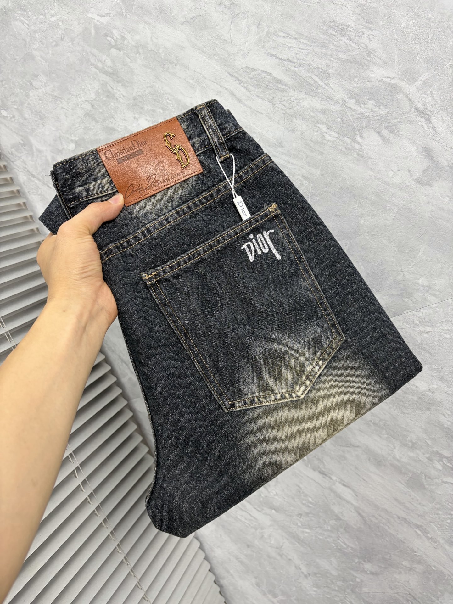 NO:914098,dr 26 autumn and winter men's denim large hem jeans, official album and poster wear style!  High-grade imported denim raw color fabrics are supplied to customers, and the pure 13oz denim fabrics from Okayama, Japan are specially selected. Heavy-duty environmentally friendly plant enzyme washing process is used. The texture has a light retro color, which is quite beautiful and is very suitable for autumn and winter color matching. The fabric is soft and delicate after washing, but has strong bones and a slight stretch, providing an excellent comfortable experience. There is no damage from any technological elements throughout the body, retaining the purest tannin color!  The details throughout the body are perfect, exquisite and sophisticated. The latest leather label on the waist highlights the brand's characteristics. The hardware accessories, leather label and wiring all reflect the craftsmanship!  The silhouette is perfectly tailored and has excellent butt lift and slimming effect. It can be easily matched with any top in the wardrobe. It has wide compatibility and is suitable for various daily wear. The upper body is full of style. It is a must-have trousers for those who are obsessed with quality control and 1V!  Size 29-38 (not 35.37),,jeans,19860909dr 26秋冬男士丹宁大裤脚牛仔裤,官宣画册海报穿搭款！ 客供高级进口的丹宁原色面料,特选日本冈山纯正13oz 盎司牛仔布料,重磅环保植物酵素水洗工艺,肌理有着淡淡的复古色彩,相当漂亮,极符合秋冬的配色,面料经过水洗后柔软细腻,但筋骨感极强,且略带弹力,提供了绝佳的舒适体验,通身无任何工艺元素破坏,保留了最纯粹的丹宁本色！通身细节完美如斯,精湛且考究,最新的腰部皮标彰显了品牌特质,五金配件、皮标、走线无不体现出匠心工艺！版型剪裁完美,提臀修身效果绝佳,可轻松横扫衣橱任何的上装搭配,兼容性广泛,满足于日常各种穿搭,上身型款十足,于品质控及1V迷控者必入型裤装！ 尺码29—38（没35.37）,,jeans,,Men's clothing