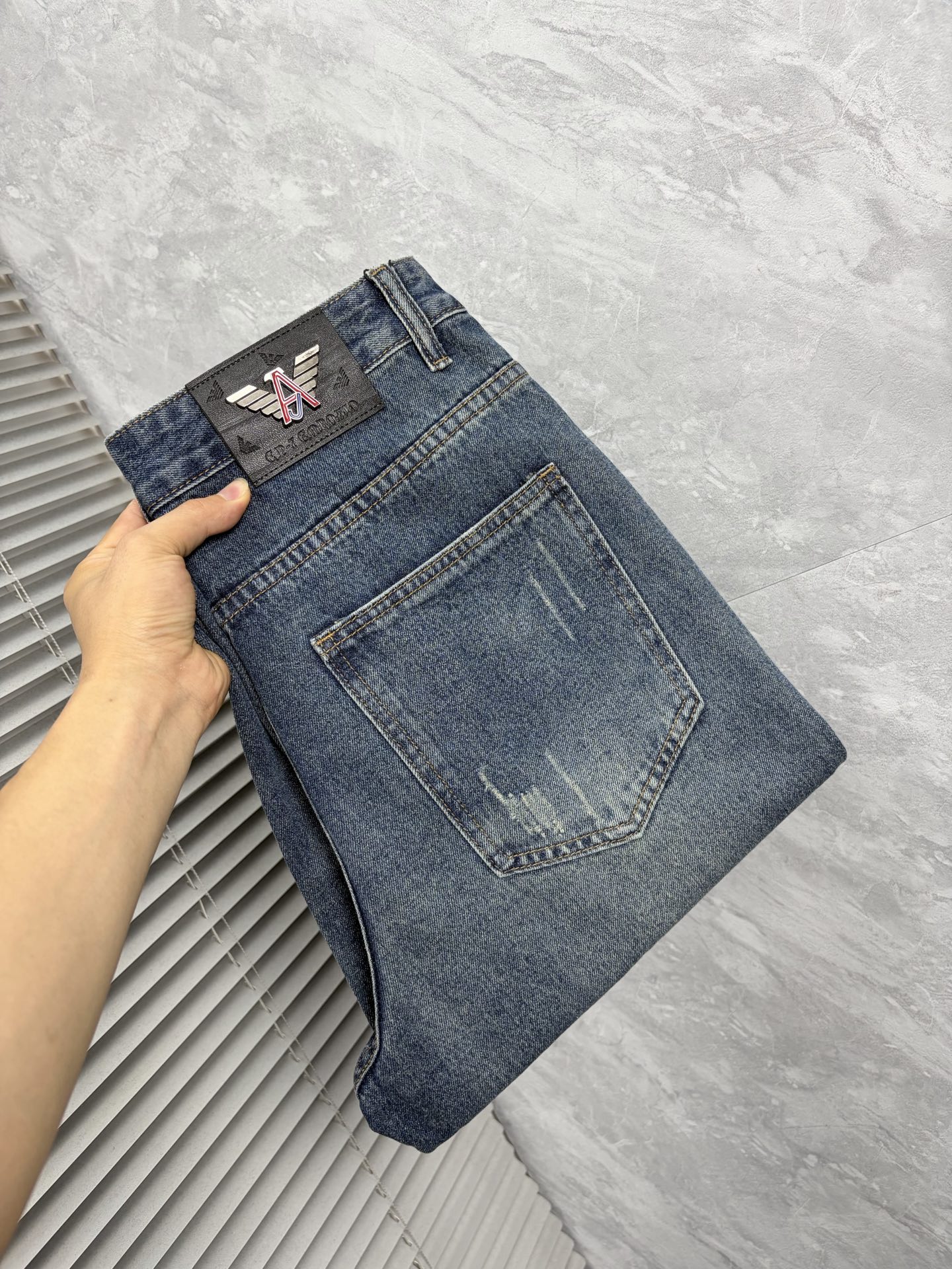 NO:870595,Amma 26 autumn and winter men's denim large hem jeans, the official album and poster outfit!  High-grade imported denim raw color fabrics are supplied to customers, and the pure 13oz denim fabrics from Okayama, Japan are specially selected. Heavy-duty environmentally friendly plant enzyme washing process is used. The texture has a light retro color, which is quite beautiful and is very suitable for autumn and winter color matching. The fabric is soft and delicate after washing, but has strong bones and a slight stretch, providing an excellent comfortable experience. There is no damage from any technological elements throughout the body, retaining the purest tannin color!  The details throughout the body are perfect, exquisite and sophisticated. The latest leather label on the waist highlights the brand's characteristics. The hardware accessories, leather label and wiring all reflect the craftsmanship!  The silhouette is perfectly tailored and has excellent butt lift and slimming effect. It can be easily matched with any top in the wardrobe. It has wide compatibility and is suitable for various daily wear. The upper body is full of style. It is a must-have trousers for those who are obsessed with quality control and 1V!  Size 29-38 (not 35.37),,jeans,19860909阿玛26秋冬男士丹宁大裤脚牛仔裤,官宣画册海报穿搭款！ 客供高级进口的丹宁原色面料,特选日本冈山纯正13oz 盎司牛仔布料,重磅环保植物酵素水洗工艺,肌理有着淡淡的复古色彩,相当漂亮,极符合秋冬的配色,面料经过水洗后柔软细腻,但筋骨感极强,且略带弹力,提供了绝佳的舒适体验,通身无任何工艺元素破坏,保留了最纯粹的丹宁本色！通身细节完美如斯,精湛且考究,最新的腰部皮标彰显了品牌特质,五金配件、皮标、走线无不体现出匠心工艺！版型剪裁完美,提臀修身效果绝佳,可轻松横扫衣橱任何的上装搭配,兼容性广泛,满足于日常各种穿搭,上身型款十足,于品质控及1V迷控者必入型裤装！ 尺码29—38（没35.37）,,jeans,,Men's clothing