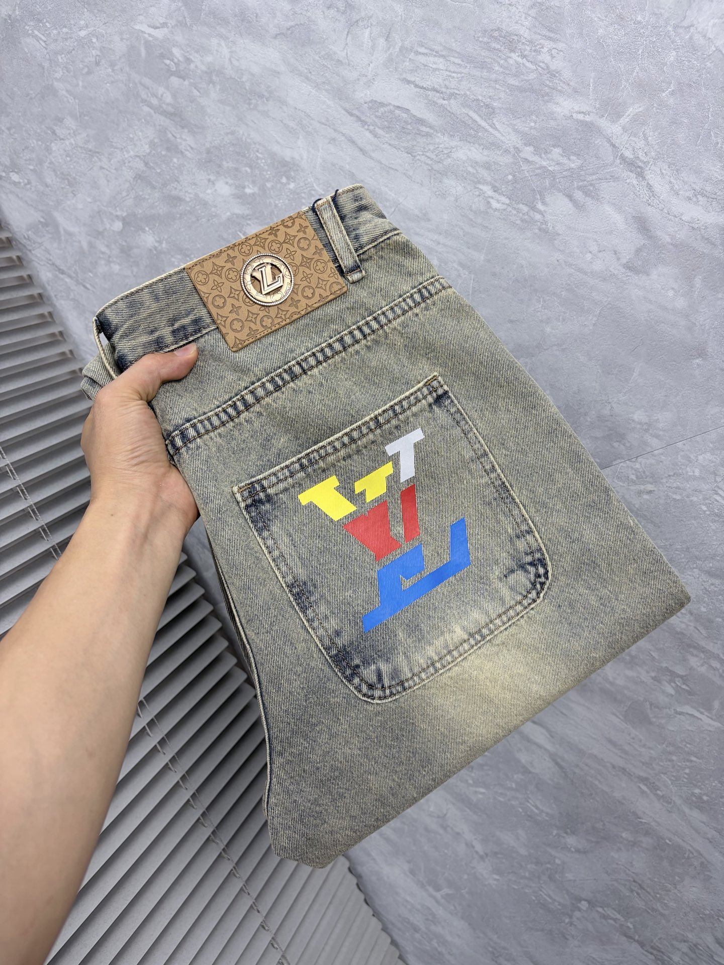 NO:870580,LV 26 autumn and winter men's denim large hem jeans, official poster style style!  High-grade imported denim raw color fabrics are supplied to customers, and the pure 13oz denim fabrics from Okayama, Japan are specially selected. Heavy-duty environmentally friendly plant enzyme washing process is used. The texture has a light retro color, which is quite beautiful and is very suitable for autumn and winter color matching. The fabric is soft and delicate after washing, but has strong bones and a slight stretch, providing an excellent comfortable experience. There is no damage from any technological elements throughout the body, retaining the purest tannin color!  The details throughout the body are perfect, exquisite and sophisticated. The latest leather label on the waist highlights the brand's characteristics. The hardware accessories, leather label and wiring all reflect the craftsmanship!  The silhouette is perfectly tailored and has excellent butt lift and slimming effect. It can be easily matched with any top in the wardrobe. It has wide compatibility and is suitable for various daily wear. The upper body is full of style. It is a must-have trousers for those who are obsessed with quality control and 1V!  Size 29-38 (not 35.37),,louis vuitton,jeans,19860909LV 26秋冬男士丹宁大裤脚牛仔裤,官宣画海报穿搭款！ 客供高级进口的丹宁原色面料,特选日本冈山纯正13oz 盎司牛仔布料,重磅环保植物酵素水洗工艺,肌理有着淡淡的复古色彩,相当漂亮,极符合秋冬的配色,面料经过水洗后柔软细腻,但筋骨感极强,且略带弹力,提供了绝佳的舒适体验,通身无任何工艺元素破坏,保留了最纯粹的丹宁本色！通身细节完美如斯,精湛且考究,最新的腰部皮标彰显了品牌特质,五金配件、皮标、走线无不体现出匠心工艺！版型剪裁完美,提臀修身效果绝佳,可轻松横扫衣橱任何的上装搭配,兼容性广泛,满足于日常各种穿搭,上身型款十足,于品质控及1V迷控者必入型裤装！ 尺码29—38（没35.37）,,louis vuitton,jeans,,Men's clothing