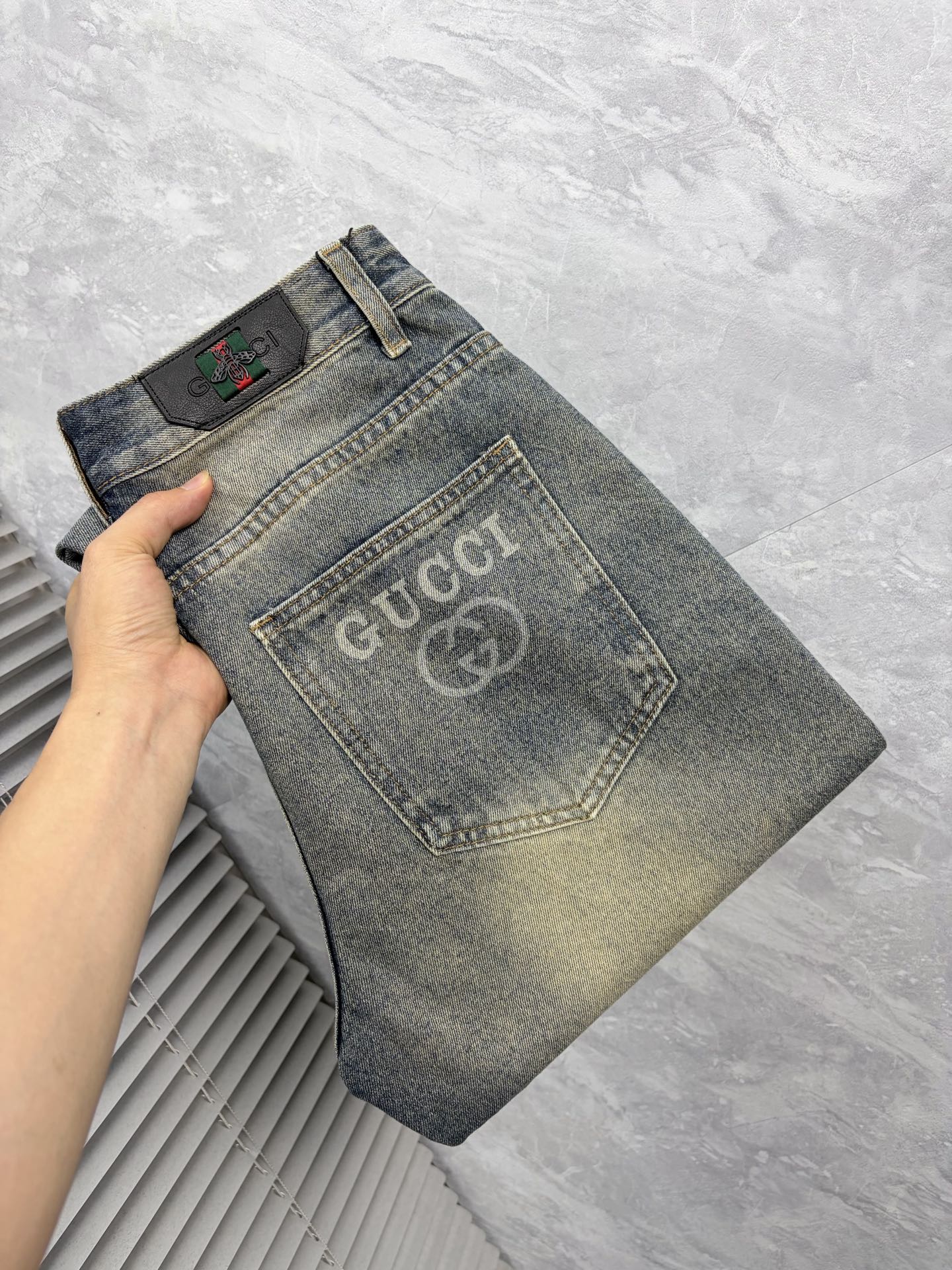 NO:937893,Gucci 26 autumn and winter men's denim large hem jeans, official album and poster style!  High-grade imported denim raw color fabrics are supplied to customers, and the pure 13oz denim fabrics from Okayama, Japan are specially selected. Heavy-duty environmentally friendly plant enzyme washing process is used. The texture has a light retro color, which is quite beautiful and is very suitable for autumn and winter color matching. The fabric is soft and delicate after washing, but has strong bones and a slight stretch, providing an excellent comfortable experience. There is no damage from any technological elements throughout the body, retaining the purest tannin color!  The details throughout the body are perfect, exquisite and sophisticated. The latest leather label on the waist highlights the brand's characteristics. The hardware accessories, leather label and wiring all reflect the craftsmanship!  The silhouette is perfectly tailored and has excellent butt lift and slimming effect. It can be easily matched with any top in the wardrobe. It has wide compatibility and is suitable for various daily wear. The upper body is full of style. It is a must-have trousers for those who are obsessed with quality control and 1V!  Size 29-38 (not 35.37),,jeans,19860909古奇 26秋冬男士丹宁大裤脚牛仔裤,官宣画册海报穿搭款！ 客供高级进口的丹宁原色面料,特选日本冈山纯正13oz 盎司牛仔布料,重磅环保植物酵素水洗工艺,肌理有着淡淡的复古色彩,相当漂亮,极符合秋冬的配色,面料经过水洗后柔软细腻,但筋骨感极强,且略带弹力,提供了绝佳的舒适体验,通身无任何工艺元素破坏,保留了最纯粹的丹宁本色！通身细节完美如斯,精湛且考究,最新的腰部皮标彰显了品牌特质,五金配件、皮标、走线无不体现出匠心工艺！版型剪裁完美,提臀修身效果绝佳,可轻松横扫衣橱任何的上装搭配,兼容性广泛,满足于日常各种穿搭,上身型款十足,于品质控及1V迷控者必入型裤装！ 尺码29—38（没35.37）,,jeans,,Men's clothing