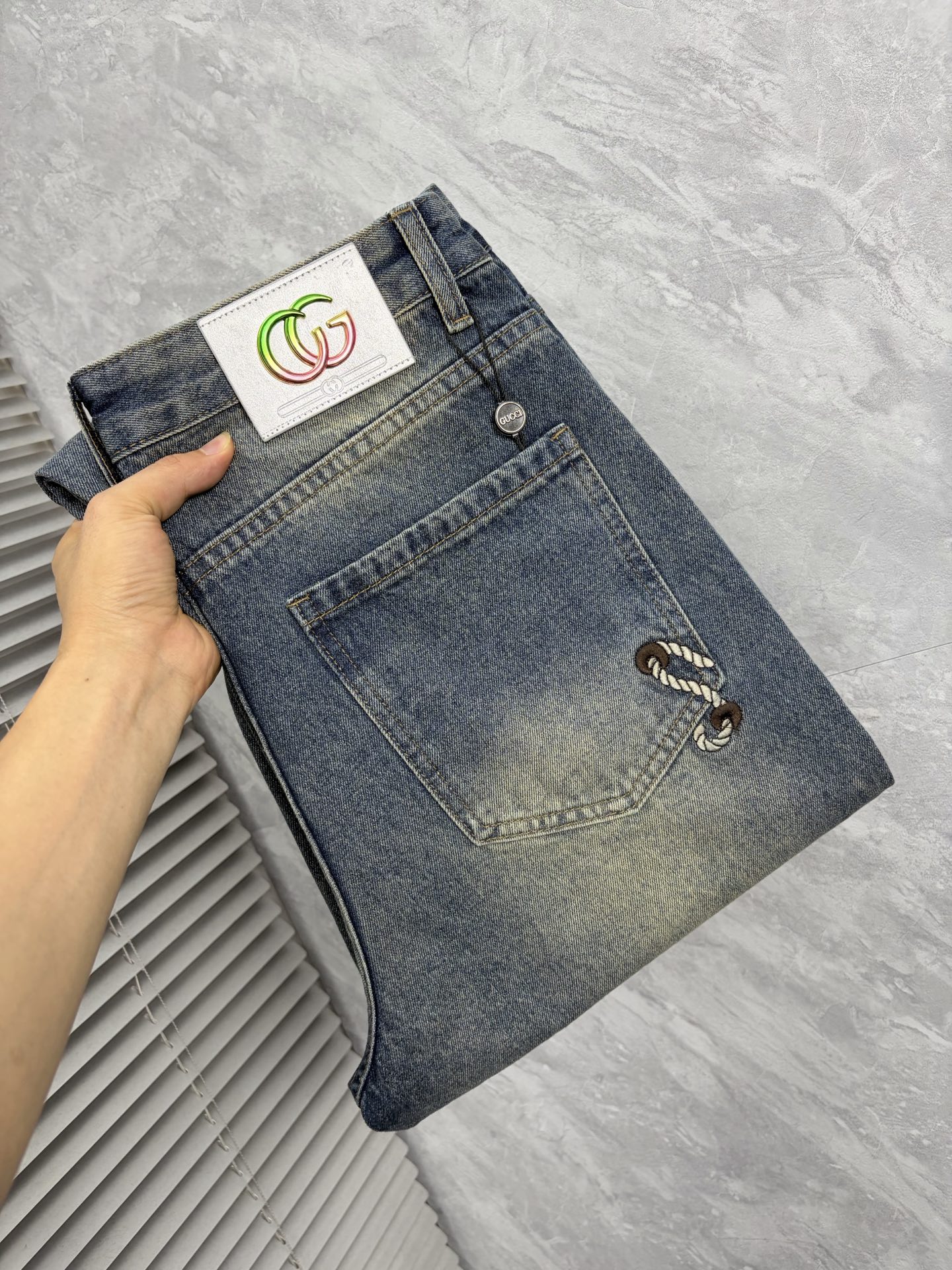 NO:876932,Gucci 26 autumn and winter men's denim large hem jeans, official album and poster style!  High-grade imported denim raw color fabrics are supplied to customers, and the pure 13oz denim fabrics from Okayama, Japan are specially selected. Heavy-duty environmentally friendly plant enzyme washing process is used. The texture has a light retro color, which is quite beautiful and is very suitable for autumn and winter color matching. The fabric is soft and delicate after washing, but has strong bones and a slight stretch, providing an excellent comfortable experience. There is no damage from any technological elements throughout the body, retaining the purest tannin color!  The details throughout the body are perfect, exquisite and sophisticated. The latest leather label on the waist highlights the brand's characteristics. The hardware accessories, leather label and wiring all reflect the craftsmanship!  The silhouette is perfectly tailored and has excellent butt lift and slimming effect. It can be easily matched with any top in the wardrobe. It has wide compatibility and is suitable for various daily wear. The upper body is full of style. It is a must-have trousers for those who are obsessed with quality control and 1V!  Size 29-38 (not 35.37),,jeans,19860909古奇 26秋冬男士丹宁大裤脚牛仔裤,官宣画册海报穿搭款！ 客供高级进口的丹宁原色面料,特选日本冈山纯正13oz 盎司牛仔布料,重磅环保植物酵素水洗工艺,肌理有着淡淡的复古色彩,相当漂亮,极符合秋冬的配色,面料经过水洗后柔软细腻,但筋骨感极强,且略带弹力,提供了绝佳的舒适体验,通身无任何工艺元素破坏,保留了最纯粹的丹宁本色！通身细节完美如斯,精湛且考究,最新的腰部皮标彰显了品牌特质,五金配件、皮标、走线无不体现出匠心工艺！版型剪裁完美,提臀修身效果绝佳,可轻松横扫衣橱任何的上装搭配,兼容性广泛,满足于日常各种穿搭,上身型款十足,于品质控及1V迷控者必入型裤装！ 尺码29—38（没35.37）,,jeans,,Men's clothing