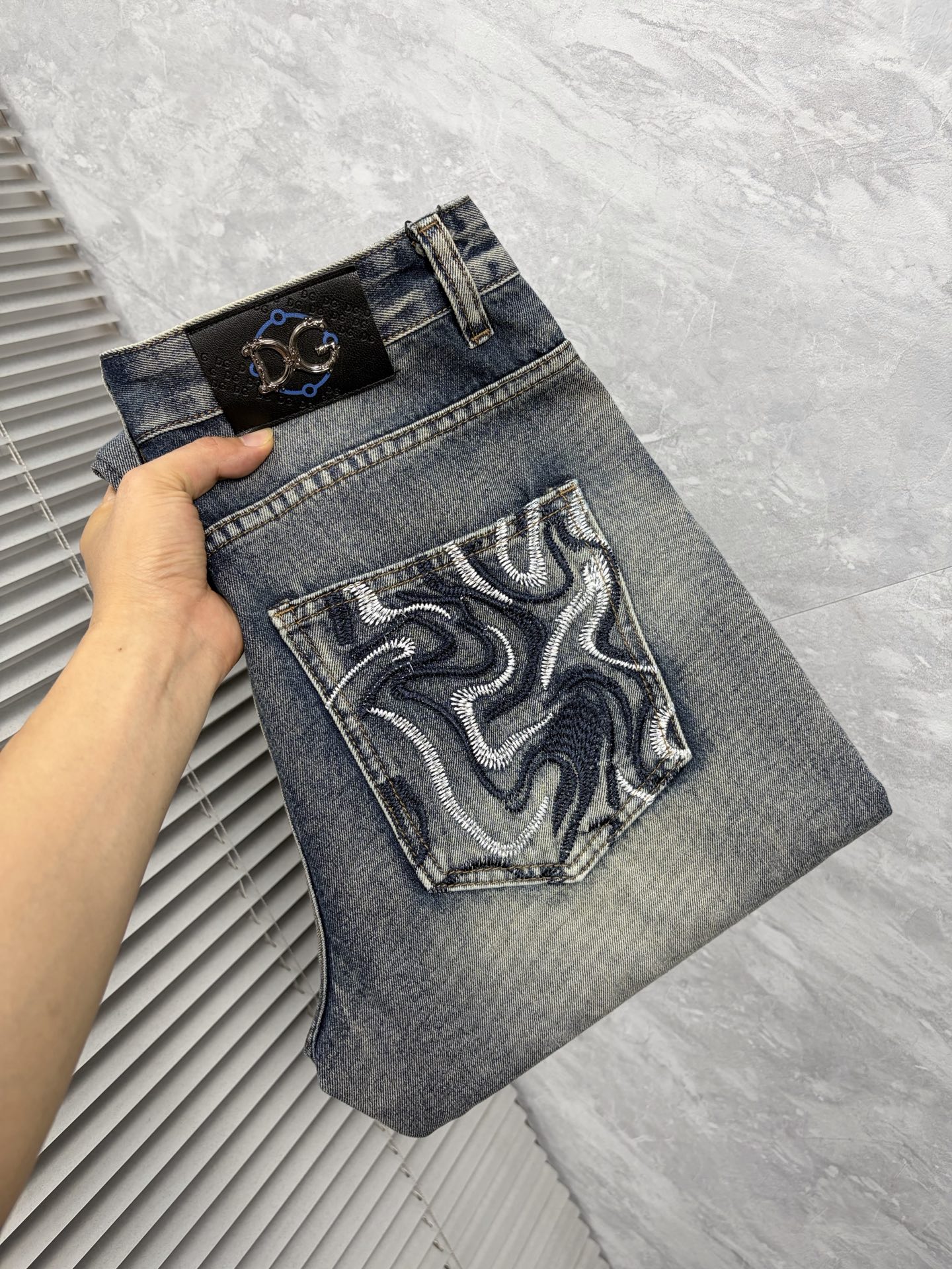 NO:876945,DG 26 autumn and winter men's denim large hem jeans, official album and poster wear style!  High-grade imported denim raw color fabrics are supplied to customers, and the pure 13oz denim fabrics from Okayama, Japan are specially selected. Heavy-duty environmentally friendly plant enzyme washing process is used. The texture has a light retro color, which is quite beautiful and is very suitable for autumn and winter color matching. The fabric is soft and delicate after washing, but has strong bones and a slight stretch, providing an excellent comfortable experience. There is no damage from any technological elements throughout the body, retaining the purest tannin color!  The details throughout the body are perfect, exquisite and sophisticated. The latest leather label on the waist highlights the brand's characteristics. The hardware accessories, leather label and wiring all reflect the craftsmanship!  The silhouette is perfectly tailored and has excellent butt lift and slimming effect. It can be easily matched with any top in the wardrobe. It has wide compatibility and is suitable for various daily wear. The upper body is full of style. It is a must-have trousers for those who are obsessed with quality control and 1V!  Size 29-38 (not 35.37),,jeans,19860909DG 26秋冬男士丹宁大裤脚牛仔裤,官宣画册海报穿搭款！ 客供高级进口的丹宁原色面料,特选日本冈山纯正13oz 盎司牛仔布料,重磅环保植物酵素水洗工艺,肌理有着淡淡的复古色彩,相当漂亮,极符合秋冬的配色,面料经过水洗后柔软细腻,但筋骨感极强,且略带弹力,提供了绝佳的舒适体验,通身无任何工艺元素破坏,保留了最纯粹的丹宁本色！通身细节完美如斯,精湛且考究,最新的腰部皮标彰显了品牌特质,五金配件、皮标、走线无不体现出匠心工艺！版型剪裁完美,提臀修身效果绝佳,可轻松横扫衣橱任何的上装搭配,兼容性广泛,满足于日常各种穿搭,上身型款十足,于品质控及1V迷控者必入型裤装！ 尺码29—38（没35.37）,,jeans,,Men's clothing
