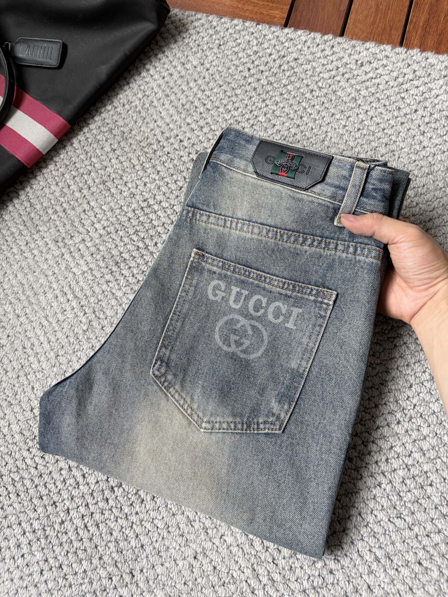 NO:907133,Gucci men's denim large hem jeans, official album and poster style!  High-grade imported denim raw color fabrics are supplied to customers, and the pure 13oz denim fabrics from Okayama, Japan are specially selected. Heavy-duty environmentally friendly plant enzyme washing process is used. The texture has a light retro color, which is quite beautiful and is very suitable for autumn and winter color matching. The fabric is soft and delicate after washing, but has strong bones and a slight stretch, providing an excellent comfortable experience. There is no damage from any technological elements throughout the body, retaining the purest tannin color!  The details throughout the body are perfect, exquisite and sophisticated. The latest leather label on the waist highlights the brand's characteristics. The hardware accessories, leather label and wiring all reflect the craftsmanship!  The silhouette is perfectly tailored and has excellent butt lift and slimming effect. It can be easily matched with any top in the wardrobe. It has wide compatibility and is suitable for various daily wear. The upper body is full of style. It is a must-have trousers for those who are obsessed with quality control and 1V!  Size 29-38 (not 35.37),,jeans,19860909古奇男士丹宁大裤脚牛仔裤,官宣画册海报穿搭款！ 客供高级进口的丹宁原色面料,特选日本冈山纯正13oz 盎司牛仔布料,重磅环保植物酵素水洗工艺,肌理有着淡淡的复古色彩,相当漂亮,极符合秋冬的配色,面料经过水洗后柔软细腻,但筋骨感极强,且略带弹力,提供了绝佳的舒适体验,通身无任何工艺元素破坏,保留了最纯粹的丹宁本色！通身细节完美如斯,精湛且考究,最新的腰部皮标彰显了品牌特质,五金配件、皮标、走线无不体现出匠心工艺！版型剪裁完美,提臀修身效果绝佳,可轻松横扫衣橱任何的上装搭配,兼容性广泛,满足于日常各种穿搭,上身型款十足,于品质控及1V迷控者必入型裤装！ 尺码29—38（没35.37）,,jeans,,Men's clothing