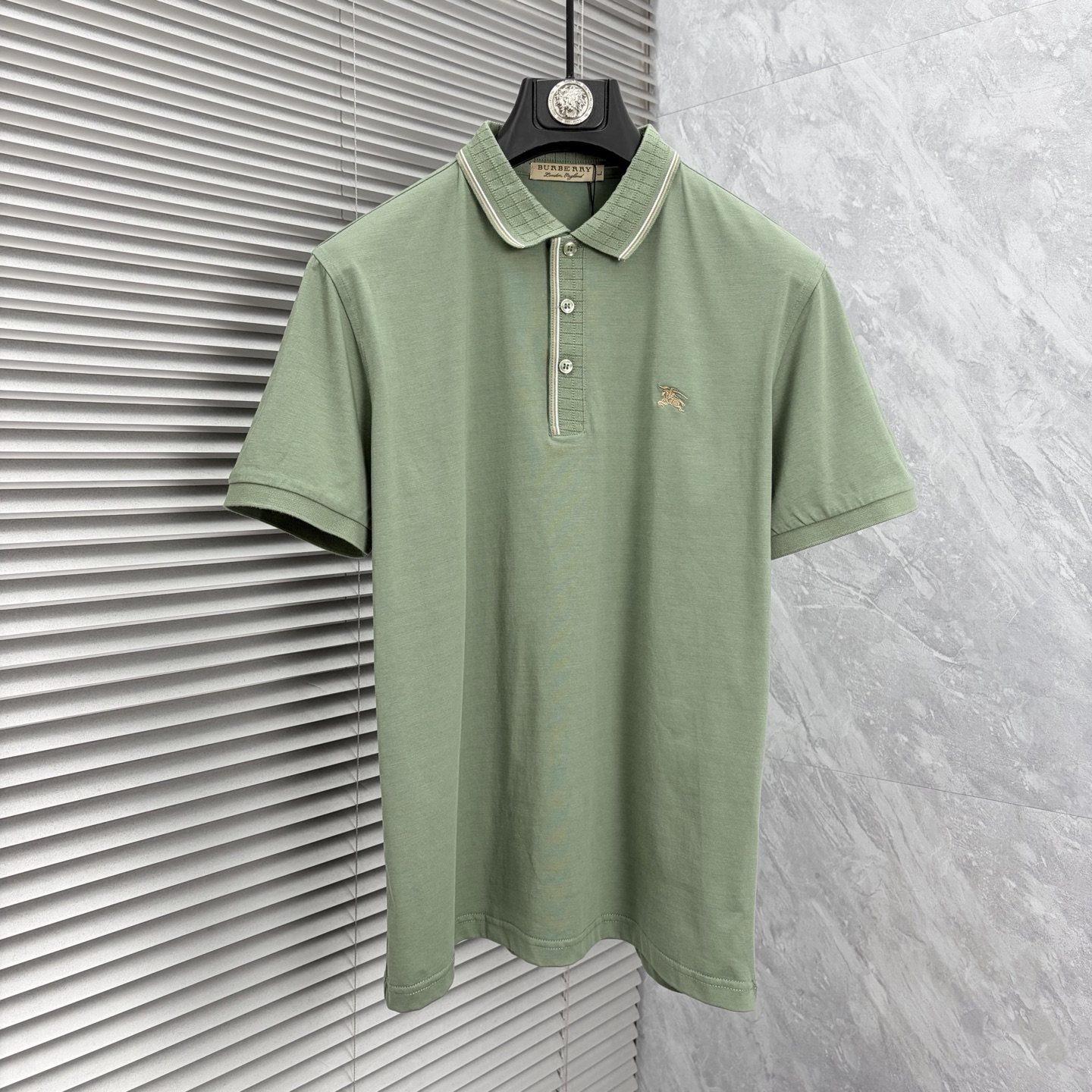 NO:916052,Babao ''2026  The new summer men's lapel polo shirt unlocks Italian elegance. The neckline design is the finishing touch of the entire short sleeves. Simple lines outline a neat shape. The iconic brand logo is presented on the chest with exquisite embroidery technology. It is low-key yet recognizable. Every detail demonstrates the brand's profound heritage and persistent pursuit of the brand. It is made of high-quality fabrics, soft and comfortable, with excellent breathability and delicate touch. Even when worn in the hot summer, you can always stay fresh!  Size L-3XL,,burberry,T-shirt,19860909巴宝‘’2026 夏季新款男士翻领polo衫,解锁意式优雅.领口设计是整件短袖的点睛之笔,简约线条勾勒出利落造型,标志性品牌logo以精致的刺绣工艺呈现于胸前,低调又不失辨识度,每一处细节都彰显着品牌的深厚底蕴与对品牌的执着追求.选用高品质面料,柔软舒适,透气性极佳,触感细腻,即使在炎炎夏日穿着,也能时刻保持清爽！ 码数L-3XL,,burberry,T-shirt,,Men's clothing