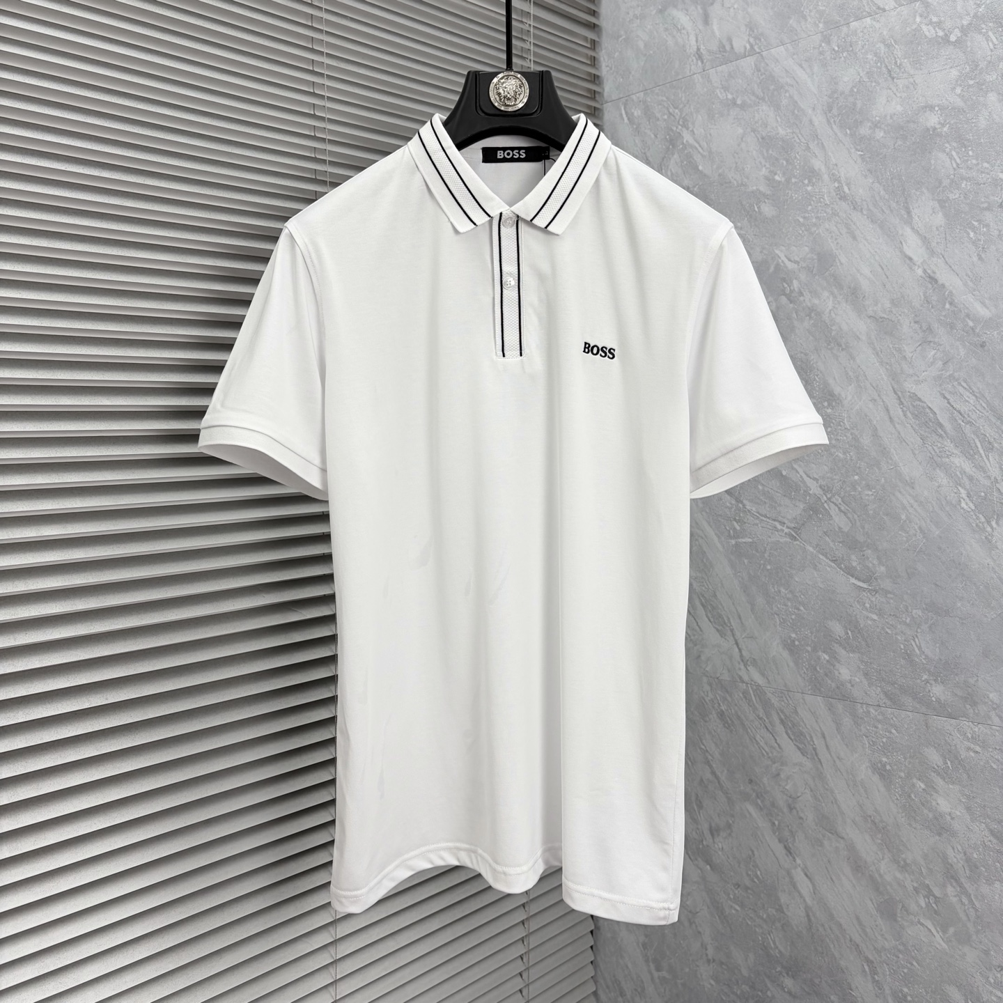 NO:916055,BOSS 2026  The new summer men's lapel polo shirt unlocks Italian elegance. The neckline design is the finishing touch of the entire short sleeves. Simple lines outline a neat shape. The iconic brand logo is presented on the chest with exquisite embroidery technology. It is low-key yet recognizable. Every detail demonstrates the brand's profound heritage and persistent pursuit of the brand. It is made of high-quality fabrics, soft and comfortable, with excellent breathability and delicate touch. Even when worn in the hot summer, you can always stay fresh!  Size L-3XL,,T-shirt,19860909BOSS 2026 夏季新款男士翻领polo衫,解锁意式优雅.领口设计是整件短袖的点睛之笔,简约线条勾勒出利落造型,标志性品牌logo以精致的刺绣工艺呈现于胸前,低调又不失辨识度,每一处细节都彰显着品牌的深厚底蕴与对品牌的执着追求.选用高品质面料,柔软舒适,透气性极佳,触感细腻,即使在炎炎夏日穿着,也能时刻保持清爽！ 码数L-3XL,,T-shirt,,Men's clothing