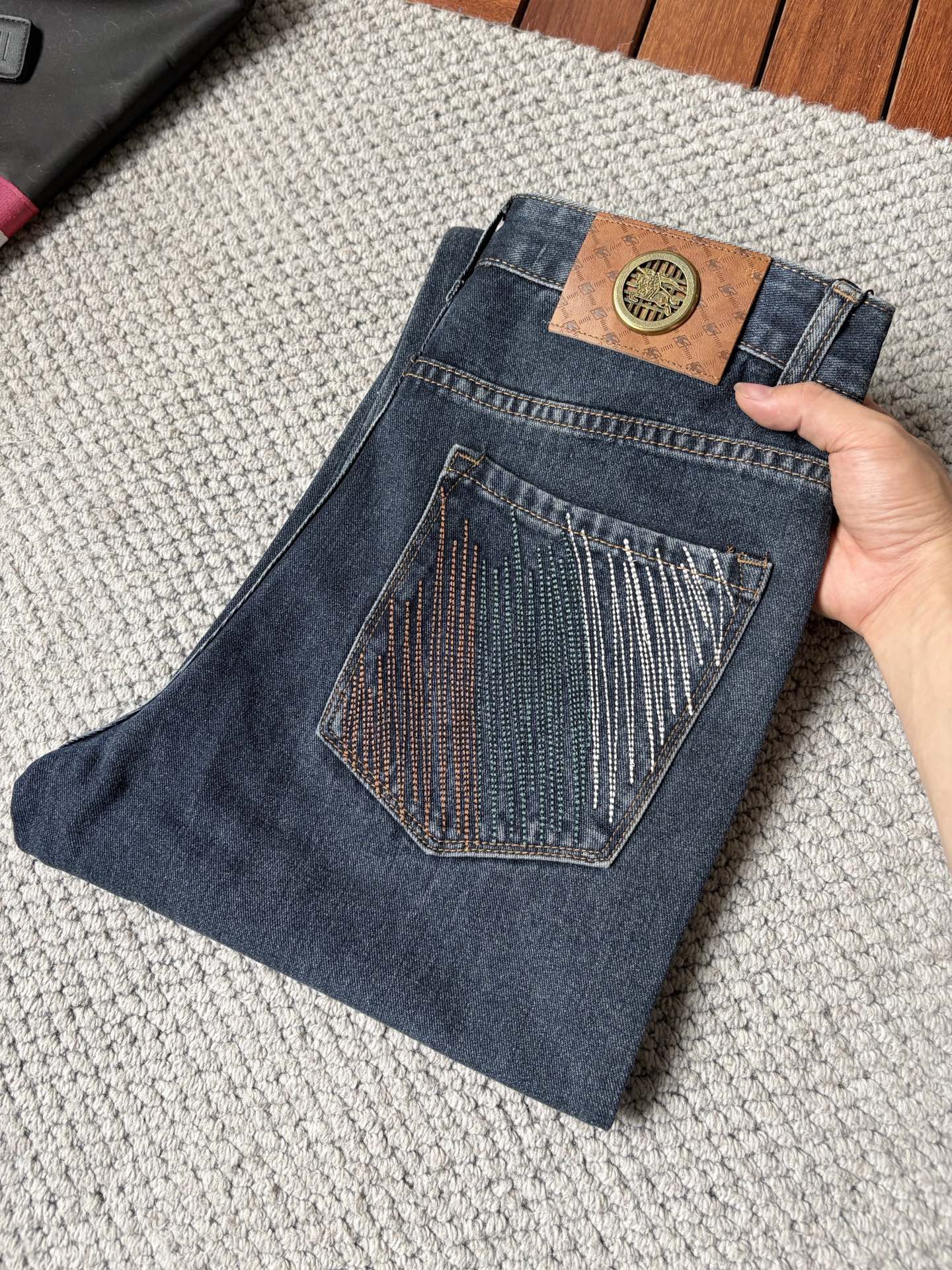 NO:932690,Burberry men's denim large hem jeans, official album and poster style!  High-grade imported denim raw color fabrics are supplied to customers, and the pure 13oz denim fabrics from Okayama, Japan are specially selected. Heavy-duty environmentally friendly plant enzyme washing process is used. The texture has a light retro color, which is quite beautiful and is very suitable for autumn and winter color matching. The fabric is soft and delicate after washing, but has strong bones and a slight stretch, providing an excellent comfortable experience. There is no damage from any technological elements throughout the body, retaining the purest tannin color!  The details throughout the body are perfect, exquisite and sophisticated. The latest leather label on the waist highlights the brand's characteristics. The hardware accessories, leather label and wiring all reflect the craftsmanship!  The silhouette is perfectly tailored and has excellent butt lift and slimming effect. It can be easily matched with any top in the wardrobe. It has wide compatibility and is suitable for various daily wear. The upper body is full of style. It is a must-have trousers for those who are obsessed with quality control and 1V!  Size 29-38 (not 35.37),,burberry,burberry,jeans,19860909Burberry 巴宝莉 男士丹宁大裤脚牛仔裤,官宣画册海报穿搭款！ 客供高级进口的丹宁原色面料,特选日本冈山纯正13oz 盎司牛仔布料,重磅环保植物酵素水洗工艺,肌理有着淡淡的复古色彩,相当漂亮,极符合秋冬的配色,面料经过水洗后柔软细腻,但筋骨感极强,且略带弹力,提供了绝佳的舒适体验,通身无任何工艺元素破坏,保留了最纯粹的丹宁本色！通身细节完美如斯,精湛且考究,最新的腰部皮标彰显了品牌特质,五金配件、皮标、走线无不体现出匠心工艺！版型剪裁完美,提臀修身效果绝佳,可轻松横扫衣橱任何的上装搭配,兼容性广泛,满足于日常各种穿搭,上身型款十足,于品质控及1V迷控者必入型裤装！ 尺码29—38（没35.37）,,burberry,burberry,jeans,,Men's clothing