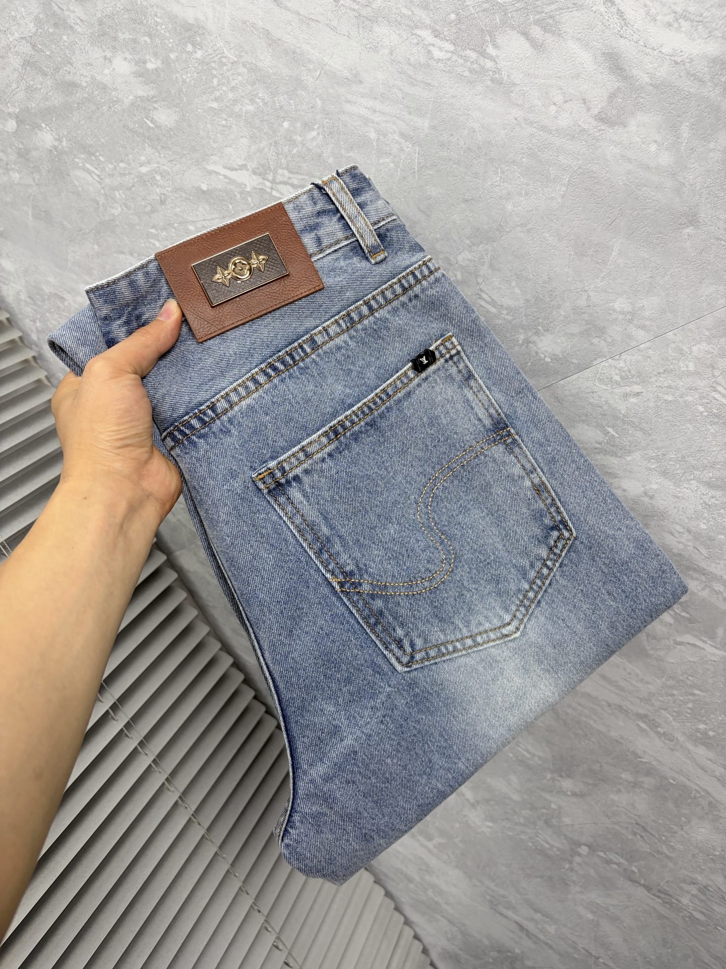 NO:870706,LV26 autumn and winter men's denim large hem jeans, official album and poster wear style!  High-grade imported denim raw color fabrics are supplied to customers, and the pure 13oz denim fabrics from Okayama, Japan are specially selected. Heavy-duty environmentally friendly plant enzyme washing process is used. The texture has a light retro color, which is quite beautiful and is very suitable for autumn and winter color matching. The fabric is soft and delicate after washing, but has strong bones and a slight stretch, providing an excellent comfortable experience. There is no damage from any technological elements throughout the body, retaining the purest tannin color!  The details throughout the body are perfect, exquisite and sophisticated. The latest leather label on the waist highlights the brand's characteristics. The hardware accessories, leather label and wiring all reflect the craftsmanship!  The silhouette is perfectly tailored and has excellent butt lift and slimming effect. It can be easily matched with any top in the wardrobe. It has wide compatibility and is suitable for various daily wear. The upper body is full of style. It is a must-have trousers for those who are obsessed with quality control and 1V!  Size 29-38 (not 35.37),,louis vuitton,jeans,19860909LV26秋冬男士丹宁大裤脚牛仔裤,官宣画册海报穿搭款！ 客供高级进口的丹宁原色面料,特选日本冈山纯正13oz 盎司牛仔布料,重磅环保植物酵素水洗工艺,肌理有着淡淡的复古色彩,相当漂亮,极符合秋冬的配色,面料经过水洗后柔软细腻,但筋骨感极强,且略带弹力,提供了绝佳的舒适体验,通身无任何工艺元素破坏,保留了最纯粹的丹宁本色！通身细节完美如斯,精湛且考究,最新的腰部皮标彰显了品牌特质,五金配件、皮标、走线无不体现出匠心工艺！版型剪裁完美,提臀修身效果绝佳,可轻松横扫衣橱任何的上装搭配,兼容性广泛,满足于日常各种穿搭,上身型款十足,于品质控及1V迷控者必入型裤装！ 尺码29—38（没35.37）,,louis vuitton,jeans,,Men's clothing