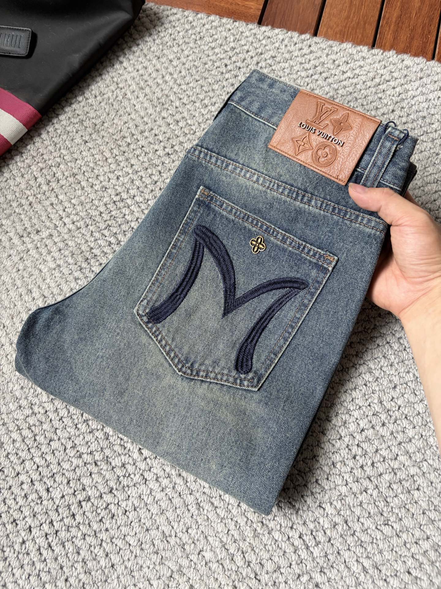 NO:932700,LV men's denim jeans with large hems, official album and poster style!  High-grade imported denim raw color fabrics are supplied to customers, and the pure 13oz denim fabrics from Okayama, Japan are specially selected. Heavy-duty environmentally friendly plant enzyme washing process is used. The texture has a light retro color, which is quite beautiful and is very suitable for autumn and winter color matching. The fabric is soft and delicate after washing, but has strong bones and a slight stretch, providing an excellent comfortable experience. There is no damage from any technological elements throughout the body, retaining the purest tannin color!  The details throughout the body are perfect, exquisite and sophisticated. The latest leather label on the waist highlights the brand's characteristics. The hardware accessories, leather label and wiring all reflect the craftsmanship!  The silhouette is perfectly tailored and has excellent butt lift and slimming effect. It can be easily matched with any top in the wardrobe. It has wide compatibility and is suitable for various daily wear. The upper body is full of style. It is a must-have trousers for those who are obsessed with quality control and 1V!  Size 29-38 (not 35.37),,louis vuitton,jeans,19860909LV男士丹宁大裤脚牛仔裤,官宣画册海报穿搭款！ 客供高级进口的丹宁原色面料,特选日本冈山纯正13oz 盎司牛仔布料,重磅环保植物酵素水洗工艺,肌理有着淡淡的复古色彩,相当漂亮,极符合秋冬的配色,面料经过水洗后柔软细腻,但筋骨感极强,且略带弹力,提供了绝佳的舒适体验,通身无任何工艺元素破坏,保留了最纯粹的丹宁本色！通身细节完美如斯,精湛且考究,最新的腰部皮标彰显了品牌特质,五金配件、皮标、走线无不体现出匠心工艺！版型剪裁完美,提臀修身效果绝佳,可轻松横扫衣橱任何的上装搭配,兼容性广泛,满足于日常各种穿搭,上身型款十足,于品质控及1V迷控者必入型裤装！ 尺码29—38（没35.37）,,louis vuitton,jeans,,Men's clothing