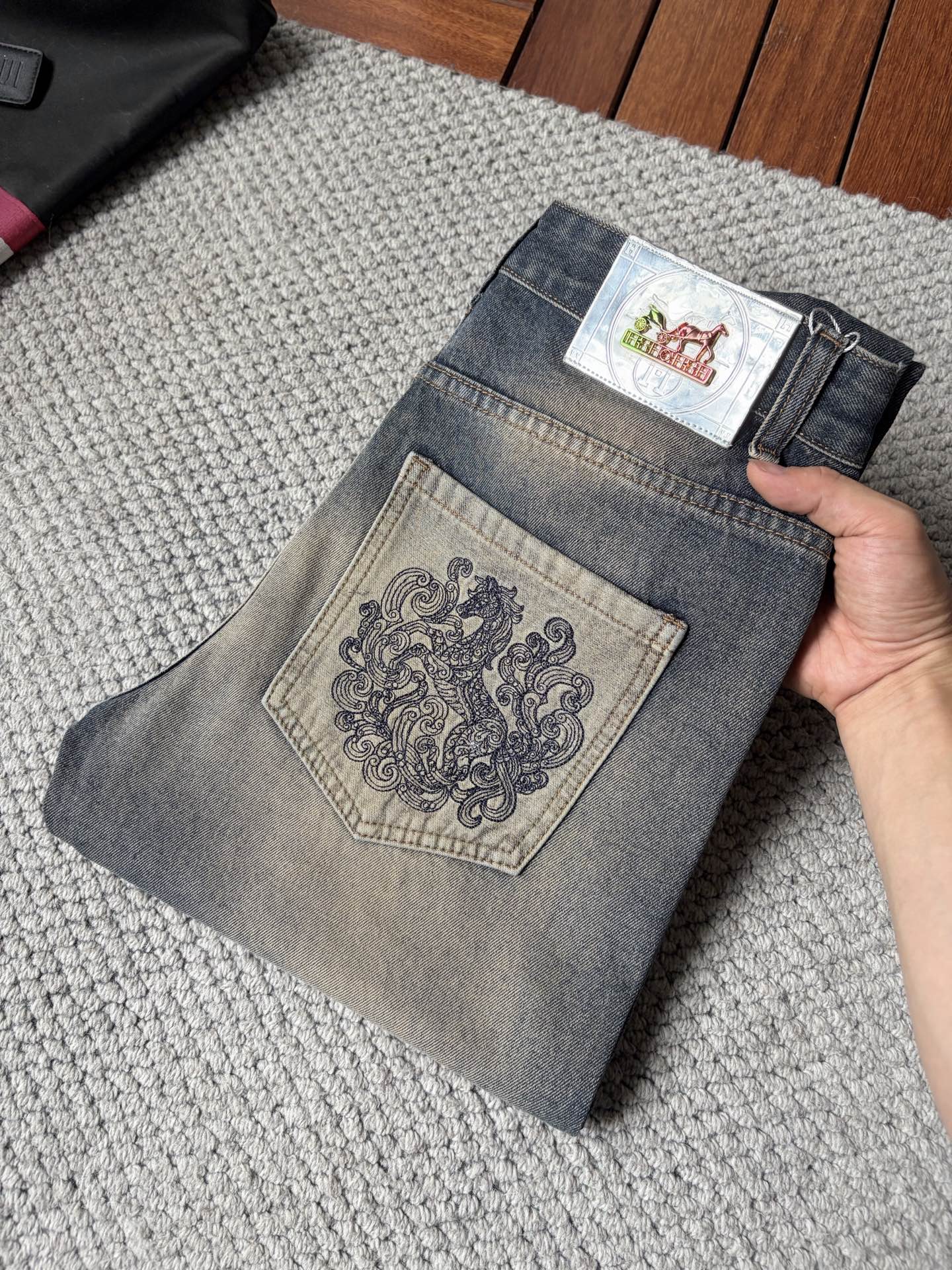 NO:907078,Ai Ma men's denim large hem jeans, official album and poster style!  High-grade imported denim raw color fabrics are supplied to customers, and the pure 13oz denim fabrics from Okayama, Japan are specially selected. Heavy-duty environmentally friendly plant enzyme washing process is used. The texture has a light retro color, which is quite beautiful and is very suitable for autumn and winter color matching. The fabric is soft and delicate after washing, but has strong bones and a slight stretch, providing an excellent comfortable experience. There is no damage from any technological elements throughout the body, retaining the purest tannin color!  The details throughout the body are perfect, exquisite and sophisticated. The latest leather label on the waist highlights the brand's characteristics. The hardware accessories, leather label and wiring all reflect the craftsmanship!  The silhouette is perfectly tailored and has excellent butt lift and slimming effect. It can be easily matched with any top in the wardrobe. It has wide compatibility and is suitable for various daily wear. The upper body is full of style. It is a must-have trousers for those who are obsessed with quality control and 1V!  Size 29-38 (not 35.37),,hermes,jeans,19860909爱马 男士丹宁大裤脚牛仔裤,官宣画册海报穿搭款！ 客供高级进口的丹宁原色面料,特选日本冈山纯正13oz 盎司牛仔布料,重磅环保植物酵素水洗工艺,肌理有着淡淡的复古色彩,相当漂亮,极符合秋冬的配色,面料经过水洗后柔软细腻,但筋骨感极强,且略带弹力,提供了绝佳的舒适体验,通身无任何工艺元素破坏,保留了最纯粹的丹宁本色！通身细节完美如斯,精湛且考究,最新的腰部皮标彰显了品牌特质,五金配件、皮标、走线无不体现出匠心工艺！版型剪裁完美,提臀修身效果绝佳,可轻松横扫衣橱任何的上装搭配,兼容性广泛,满足于日常各种穿搭,上身型款十足,于品质控及1V迷控者必入型裤装！ 尺码29—38（没35.37）,,hermes,jeans,,Men's clothing