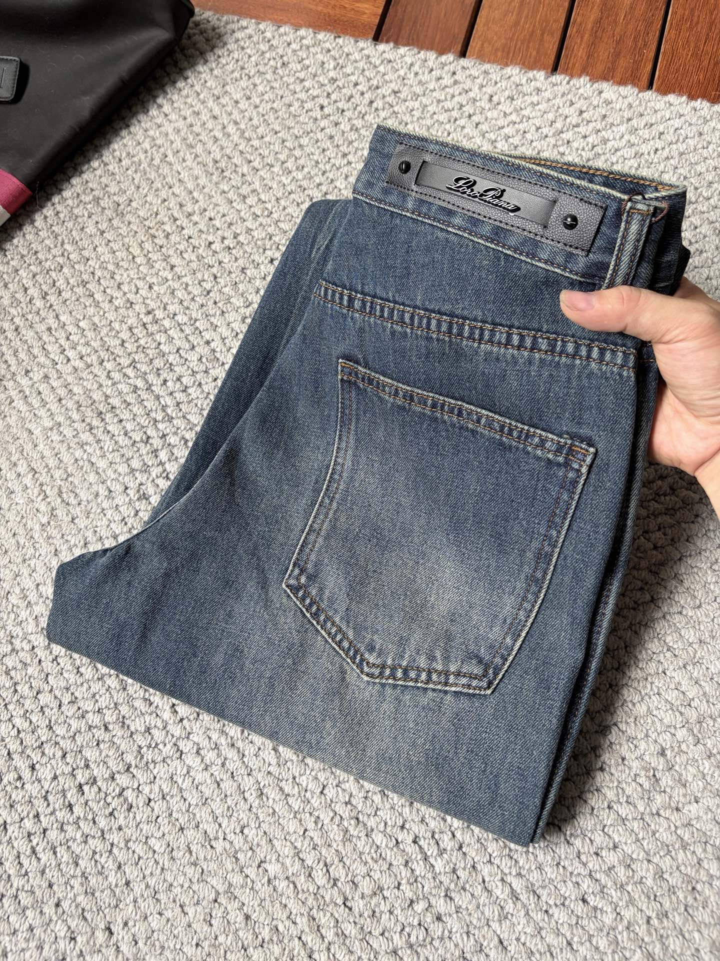 NO:907074,LG men's denim jeans with large hems, official album and poster style!  High-grade imported denim raw color fabrics are supplied to customers, and the pure 13oz denim fabrics from Okayama, Japan are specially selected. Heavy-duty environmentally friendly plant enzyme washing process is used. The texture has a light retro color, which is quite beautiful and is very suitable for autumn and winter color matching. The fabric is soft and delicate after washing, but has strong bones and a slight stretch, providing an excellent comfortable experience. There is no damage from any technological elements throughout the body, retaining the purest tannin color!  The details throughout the body are perfect, exquisite and sophisticated. The latest leather label on the waist highlights the brand's characteristics. The hardware accessories, leather label and wiring all reflect the craftsmanship!  The silhouette is perfectly tailored and has excellent butt lift and slimming effect. It can be easily matched with any top in the wardrobe. It has wide compatibility and is suitable for various daily wear. The upper body is full of style. It is a must-have trousers for those who are obsessed with quality control and 1V!  Size 29-38 (not 35.37),,jeans,19860909LG男士丹宁大裤脚牛仔裤,官宣画册海报穿搭款！ 客供高级进口的丹宁原色面料,特选日本冈山纯正13oz 盎司牛仔布料,重磅环保植物酵素水洗工艺,肌理有着淡淡的复古色彩,相当漂亮,极符合秋冬的配色,面料经过水洗后柔软细腻,但筋骨感极强,且略带弹力,提供了绝佳的舒适体验,通身无任何工艺元素破坏,保留了最纯粹的丹宁本色！通身细节完美如斯,精湛且考究,最新的腰部皮标彰显了品牌特质,五金配件、皮标、走线无不体现出匠心工艺！版型剪裁完美,提臀修身效果绝佳,可轻松横扫衣橱任何的上装搭配,兼容性广泛,满足于日常各种穿搭,上身型款十足,于品质控及1V迷控者必入型裤装！ 尺码29—38（没35.37）,,jeans,,Men's clothing