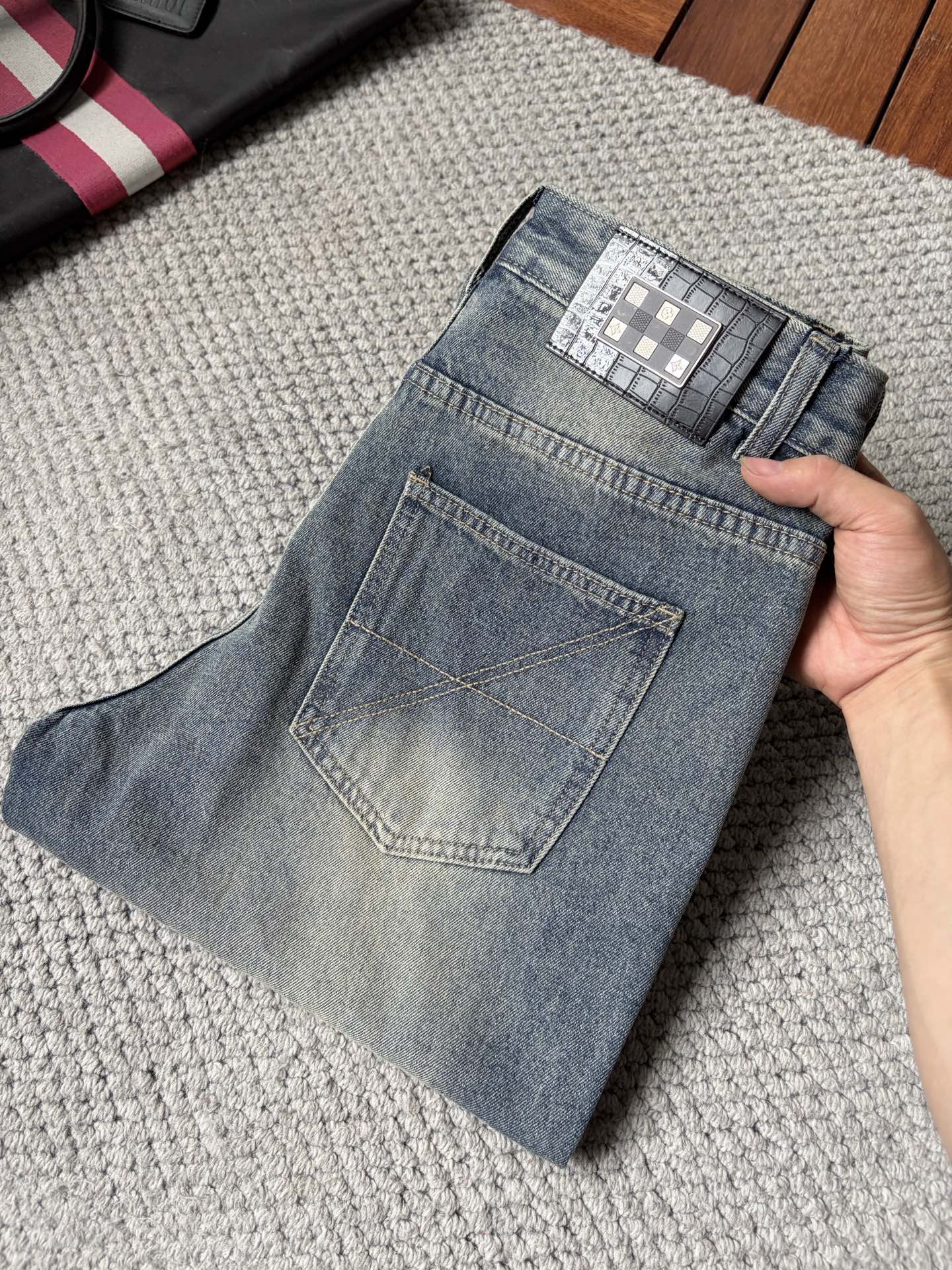 NO:932712,Burberry men's denim large hem jeans, official album and poster style!  High-grade imported denim raw color fabrics are supplied to customers, and the pure 13oz denim fabrics from Okayama, Japan are specially selected. Heavy-duty environmentally friendly plant enzyme washing process is used. The texture has a light retro color, which is quite beautiful and is very suitable for autumn and winter color matching. The fabric is soft and delicate after washing, but has strong bones and a slight stretch, providing an excellent comfortable experience. There is no damage from any technological elements throughout the body, retaining the purest tannin color!  The details throughout the body are perfect, exquisite and sophisticated. The latest leather label on the waist highlights the brand's characteristics. The hardware accessories, leather label and wiring all reflect the craftsmanship!  The silhouette is perfectly tailored and has excellent butt lift and slimming effect. It can be easily matched with any top in the wardrobe. It has wide compatibility and is suitable for various daily wear. The upper body is full of style. It is a must-have trousers for those who are obsessed with quality control and 1V!  Size 29-38 (not 35.37),,burberry,burberry,jeans,19860909Burberry 巴宝莉 男士丹宁大裤脚牛仔裤,官宣画册海报穿搭款！ 客供高级进口的丹宁原色面料,特选日本冈山纯正13oz 盎司牛仔布料,重磅环保植物酵素水洗工艺,肌理有着淡淡的复古色彩,相当漂亮,极符合秋冬的配色,面料经过水洗后柔软细腻,但筋骨感极强,且略带弹力,提供了绝佳的舒适体验,通身无任何工艺元素破坏,保留了最纯粹的丹宁本色！通身细节完美如斯,精湛且考究,最新的腰部皮标彰显了品牌特质,五金配件、皮标、走线无不体现出匠心工艺！版型剪裁完美,提臀修身效果绝佳,可轻松横扫衣橱任何的上装搭配,兼容性广泛,满足于日常各种穿搭,上身型款十足,于品质控及1V迷控者必入型裤装！ 尺码29—38（没35.37）,,burberry,burberry,jeans,,Men's clothing