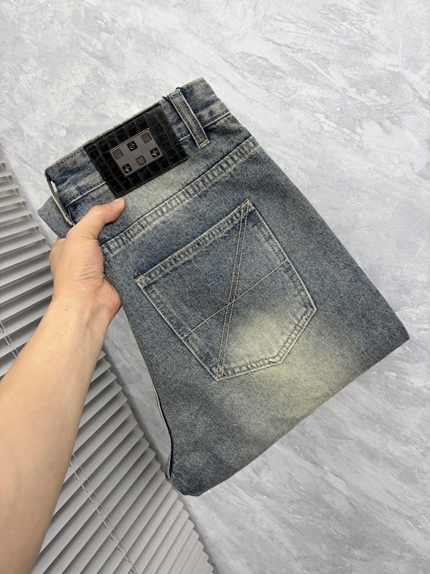 NO:876903,LV 26 autumn and winter men's denim large hem jeans, official album and poster style!  High-grade imported denim raw color fabrics are supplied to customers, and the pure 13oz denim fabrics from Okayama, Japan are specially selected. Heavy-duty environmentally friendly plant enzyme washing process is used. The texture has a light retro color, which is quite beautiful and is very suitable for autumn and winter color matching. The fabric is soft and delicate after washing, but has strong bones and a slight stretch, providing an excellent comfortable experience. There is no damage from any technological elements throughout the body, retaining the purest tannin color!  The details throughout the body are perfect, exquisite and sophisticated. The latest leather label on the waist highlights the brand's characteristics. The hardware accessories, leather label and wiring all reflect the craftsmanship!  The silhouette is perfectly tailored and has excellent butt lift and slimming effect. It can be easily matched with any top in the wardrobe. It has wide compatibility and is suitable for various daily wear. The upper body is full of style. It is a must-have trousers for those who are obsessed with quality control and 1V!  Size 29-38 (not 35.37),,louis vuitton,jeans,19860909LV 26秋冬男士丹宁大裤脚牛仔裤,官宣画册海报穿搭款！ 客供高级进口的丹宁原色面料,特选日本冈山纯正13oz 盎司牛仔布料,重磅环保植物酵素水洗工艺,肌理有着淡淡的复古色彩,相当漂亮,极符合秋冬的配色,面料经过水洗后柔软细腻,但筋骨感极强,且略带弹力,提供了绝佳的舒适体验,通身无任何工艺元素破坏,保留了最纯粹的丹宁本色！通身细节完美如斯,精湛且考究,最新的腰部皮标彰显了品牌特质,五金配件、皮标、走线无不体现出匠心工艺！版型剪裁完美,提臀修身效果绝佳,可轻松横扫衣橱任何的上装搭配,兼容性广泛,满足于日常各种穿搭,上身型款十足,于品质控及1V迷控者必入型裤装！ 尺码29—38（没35.37）,,louis vuitton,jeans,,Men's clothing