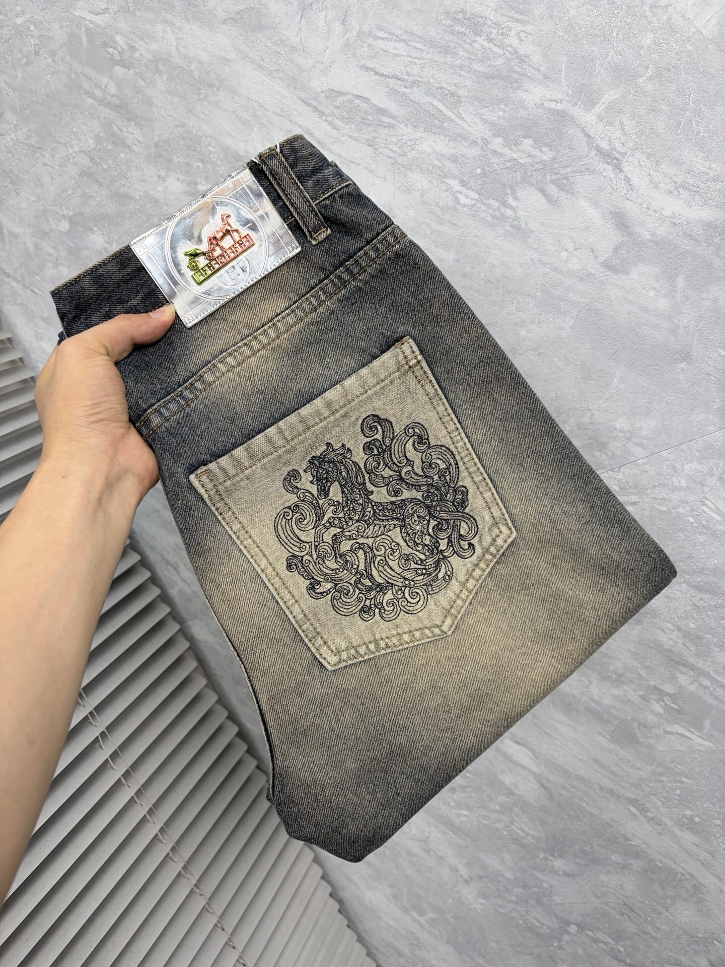 NO:877025,Hermès 26 autumn and winter men's denim large hem jeans, official album and poster style!  High-grade imported denim raw color fabrics are supplied to customers, and the pure 13oz denim fabrics from Okayama, Japan are specially selected. Heavy-duty environmentally friendly plant enzyme washing process is used. The texture has a light retro color, which is quite beautiful and is very suitable for autumn and winter color matching. The fabric is soft and delicate after washing, but has strong bones and a slight stretch, providing an excellent comfortable experience. There is no damage from any technological elements throughout the body, retaining the purest tannin color!  The details throughout the body are perfect, exquisite and sophisticated. The latest leather label on the waist highlights the brand's characteristics. The hardware accessories, leather label and wiring all reflect the craftsmanship!  The silhouette is perfectly tailored and has excellent butt lift and slimming effect. It can be easily matched with any top in the wardrobe. It has wide compatibility and is suitable for various daily wear. The upper body is full of style. It is a must-have trousers for those who are obsessed with quality control and 1V!  Size 29-38 (not 35.37),,hermes,jeans,19860909爱马仕 26秋冬男士丹宁大裤脚牛仔裤,官宣画册海报穿搭款！ 客供高级进口的丹宁原色面料,特选日本冈山纯正13oz 盎司牛仔布料,重磅环保植物酵素水洗工艺,肌理有着淡淡的复古色彩,相当漂亮,极符合秋冬的配色,面料经过水洗后柔软细腻,但筋骨感极强,且略带弹力,提供了绝佳的舒适体验,通身无任何工艺元素破坏,保留了最纯粹的丹宁本色！通身细节完美如斯,精湛且考究,最新的腰部皮标彰显了品牌特质,五金配件、皮标、走线无不体现出匠心工艺！版型剪裁完美,提臀修身效果绝佳,可轻松横扫衣橱任何的上装搭配,兼容性广泛,满足于日常各种穿搭,上身型款十足,于品质控及1V迷控者必入型裤装！ 尺码29—38（没35.37）,,hermes,jeans,,Men's clothing