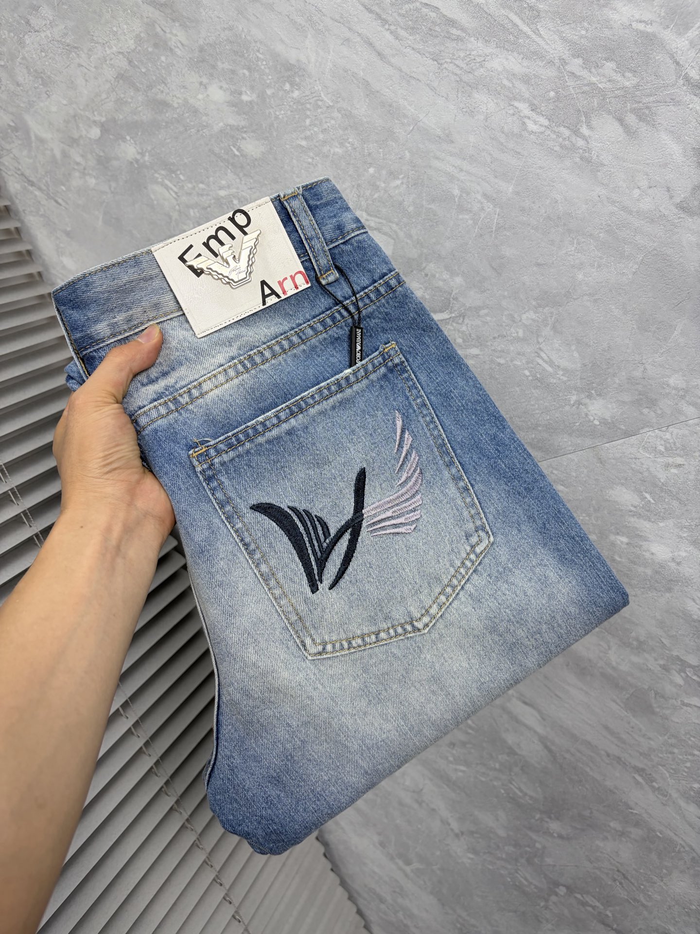 NO:877012,Armani 26 autumn and winter men's denim large hem jeans, official album and poster wear style!  High-grade imported denim raw color fabrics are supplied to customers, and the pure 13oz denim fabrics from Okayama, Japan are specially selected. Heavy-duty environmentally friendly plant enzyme washing process is used. The texture has a light retro color, which is quite beautiful and is very suitable for autumn and winter color matching. The fabric is soft and delicate after washing, but has strong bones and a slight stretch, providing an excellent comfortable experience. There is no damage from any technological elements throughout the body, retaining the purest tannin color!  The details throughout the body are perfect, exquisite and sophisticated. The latest leather label on the waist highlights the brand's characteristics. The hardware accessories, leather label and wiring all reflect the craftsmanship!  The silhouette is perfectly tailored and has excellent butt lift and slimming effect. It can be easily matched with any top in the wardrobe. It has wide compatibility and is suitable for various daily wear. The upper body is full of style. It is a must-have trousers for those who are obsessed with quality control and 1V!  Size 29-38 (not 35.37), armani,jeans,19860909阿玛尼 26秋冬男士丹宁大裤脚牛仔裤,官宣画册海报穿搭款！ 客供高级进口的丹宁原色面料,特选日本冈山纯正13oz 盎司牛仔布料,重磅环保植物酵素水洗工艺,肌理有着淡淡的复古色彩,相当漂亮,极符合秋冬的配色,面料经过水洗后柔软细腻,但筋骨感极强,且略带弹力,提供了绝佳的舒适体验,通身无任何工艺元素破坏,保留了最纯粹的丹宁本色！通身细节完美如斯,精湛且考究,最新的腰部皮标彰显了品牌特质,五金配件、皮标、走线无不体现出匠心工艺！版型剪裁完美,提臀修身效果绝佳,可轻松横扫衣橱任何的上装搭配,兼容性广泛,满足于日常各种穿搭,上身型款十足,于品质控及1V迷控者必入型裤装！ 尺码29—38（没35.37）,,armani,jeans,,Men's clothing