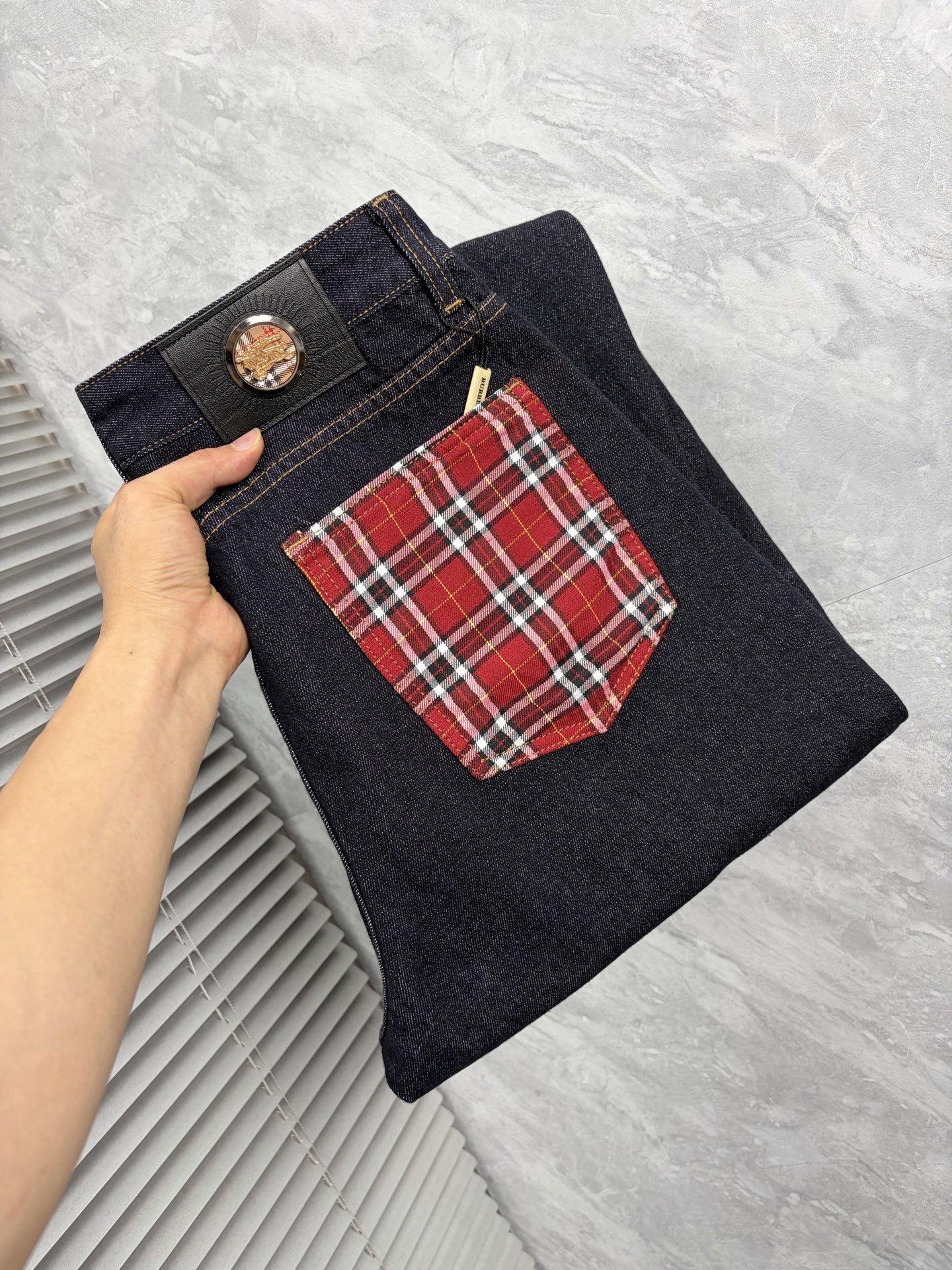 NO:876989,Burberry 26 autumn and winter men's denim large hem jeans, official album and poster style!  High-grade imported denim raw color fabrics are supplied to customers, and the pure 13oz denim fabrics from Okayama, Japan are specially selected. Heavy-duty environmentally friendly plant enzyme washing process is used. The texture has a light retro color, which is quite beautiful and is very suitable for autumn and winter color matching. The fabric is soft and delicate after washing, but has strong bones and a slight stretch, providing an excellent comfortable experience. There is no damage from any technological elements throughout the body, retaining the purest tannin color!  The details throughout the body are perfect, exquisite and sophisticated. The latest leather label on the waist highlights the brand's characteristics. The hardware accessories, leather label and wiring all reflect the craftsmanship!  The silhouette is perfectly tailored and has excellent butt lift and slimming effect. It can be easily matched with any top in the wardrobe. It has wide compatibility and is suitable for various daily wear. The upper body is full of style. It is a must-have trousers for those who are obsessed with quality control and 1V!  Size 29-38 (not 35.37),,burberry,jeans,19860909巴宝莉 26秋冬男士丹宁大裤脚牛仔裤,官宣画册海报穿搭款！ 客供高级进口的丹宁原色面料,特选日本冈山纯正13oz 盎司牛仔布料,重磅环保植物酵素水洗工艺,肌理有着淡淡的复古色彩,相当漂亮,极符合秋冬的配色,面料经过水洗后柔软细腻,但筋骨感极强,且略带弹力,提供了绝佳的舒适体验,通身无任何工艺元素破坏,保留了最纯粹的丹宁本色！通身细节完美如斯,精湛且考究,最新的腰部皮标彰显了品牌特质,五金配件、皮标、走线无不体现出匠心工艺！版型剪裁完美,提臀修身效果绝佳,可轻松横扫衣橱任何的上装搭配,兼容性广泛,满足于日常各种穿搭,上身型款十足,于品质控及1V迷控者必入型裤装！ 尺码29—38（没35.37）,,burberry,jeans,,Men's clothing