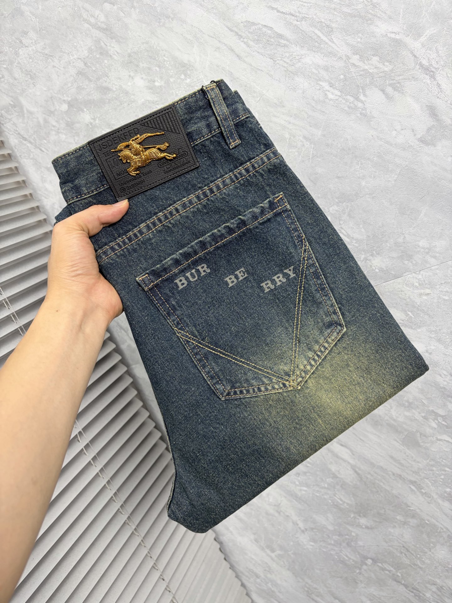 NO:937890,Burberry 26 autumn and winter men's denim large hem jeans, official album and poster style!  High-grade imported denim raw color fabrics are supplied to customers, and the pure 13oz denim fabrics from Okayama, Japan are specially selected. Heavy-duty environmentally friendly plant enzyme washing process is used. The texture has a light retro color, which is quite beautiful and is very suitable for autumn and winter color matching. The fabric is soft and delicate after washing, but has strong bones and a slight stretch, providing an excellent comfortable experience. There is no damage from any technological elements throughout the body, retaining the purest tannin color!  The details throughout the body are perfect, exquisite and sophisticated. The latest leather label on the waist highlights the brand's characteristics. The hardware accessories, leather label and wiring all reflect the craftsmanship!  The silhouette is perfectly tailored and has excellent butt lift and slimming effect. It can be easily matched with any top in the wardrobe. It has wide compatibility and is suitable for various daily wear. The upper body is full of style. It is a must-have trousers for those who are obsessed with quality control and 1V!  Size 29-38 (not 35.37),,burberry,jeans,19860909巴宝莉 26秋冬男士丹宁大裤脚牛仔裤,官宣画册海报穿搭款！ 客供高级进口的丹宁原色面料,特选日本冈山纯正13oz 盎司牛仔布料,重磅环保植物酵素水洗工艺,肌理有着淡淡的复古色彩,相当漂亮,极符合秋冬的配色,面料经过水洗后柔软细腻,但筋骨感极强,且略带弹力,提供了绝佳的舒适体验,通身无任何工艺元素破坏,保留了最纯粹的丹宁本色！通身细节完美如斯,精湛且考究,最新的腰部皮标彰显了品牌特质,五金配件、皮标、走线无不体现出匠心工艺！版型剪裁完美,提臀修身效果绝佳,可轻松横扫衣橱任何的上装搭配,兼容性广泛,满足于日常各种穿搭,上身型款十足,于品质控及1V迷控者必入型裤装！ 尺码29—38（没35.37）,,burberry,jeans,,Men's clothing