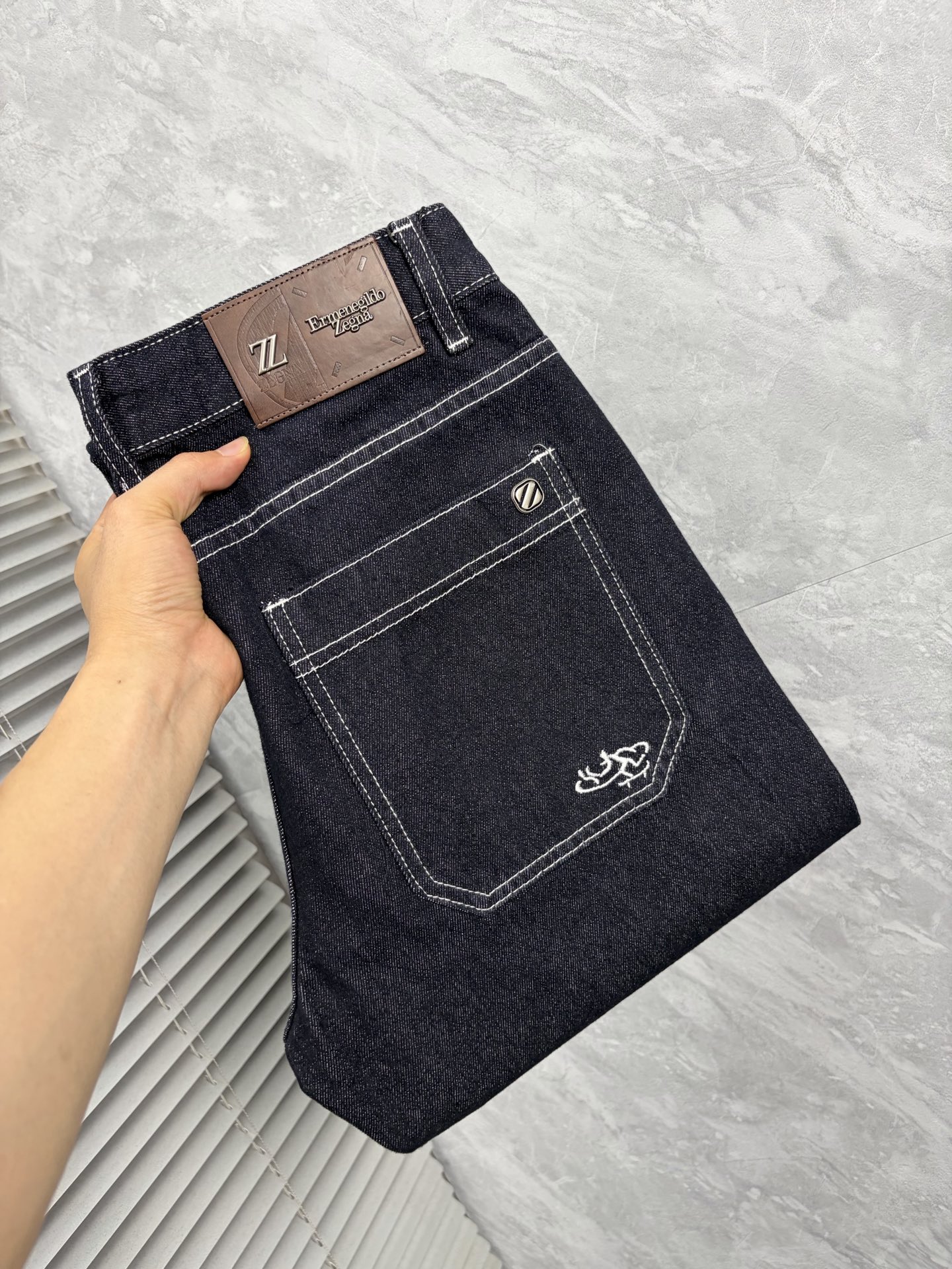 NO:876964,Ermenegildo Zegna 26 autumn and winter men's denim large hem jeans, official album and poster style!  High-grade imported denim raw color fabrics are supplied to customers, and the pure 13oz denim fabrics from Okayama, Japan are specially selected. Heavy-duty environmentally friendly plant enzyme washing process is used. The texture has a light retro color, which is quite beautiful and is very suitable for autumn and winter color matching. The fabric is soft and delicate after washing, but has strong bones and a slight stretch, providing an excellent comfortable experience. There is no damage from any technological elements throughout the body, retaining the purest tannin color!  The details throughout the body are perfect, exquisite and sophisticated. The latest leather label on the waist highlights the brand's characteristics. The hardware accessories, leather label and wiring all reflect the craftsmanship!  The silhouette is perfectly tailored and has excellent butt lift and slimming effect. It can be easily matched with any top in the wardrobe. It has wide compatibility and is suitable for various daily wear. The upper body is full of style. It is a must-have trousers for those who are obsessed with quality control and 1V!  Sizes 29-38 (not 35.37),,zegna,jeans,19860909杰尼亚 26秋冬男士丹宁大裤脚牛仔裤,官宣画册海报穿搭款！ 客供高级进口的丹宁原色面料,特选日本冈山纯正13oz 盎司牛仔布料,重磅环保植物酵素水洗工艺,肌理有着淡淡的复古色彩,相当漂亮,极符合秋冬的配色,面料经过水洗后柔软细腻,但筋骨感极强,且略带弹力,提供了绝佳的舒适体验,通身无任何工艺元素破坏,保留了最纯粹的丹宁本色！通身细节完美如斯,精湛且考究,最新的腰部皮标彰显了品牌特质,五金配件、皮标、走线无不体现出匠心工艺！版型剪裁完美,提臀修身效果绝佳,可轻松横扫衣橱任何的上装搭配,兼容性广泛,满足于日常各种穿搭,上身型款十足,于品质控及1V迷控者必入型裤装！ 尺码29—38（没35.37）,,zegna,jeans,,Men's clothing