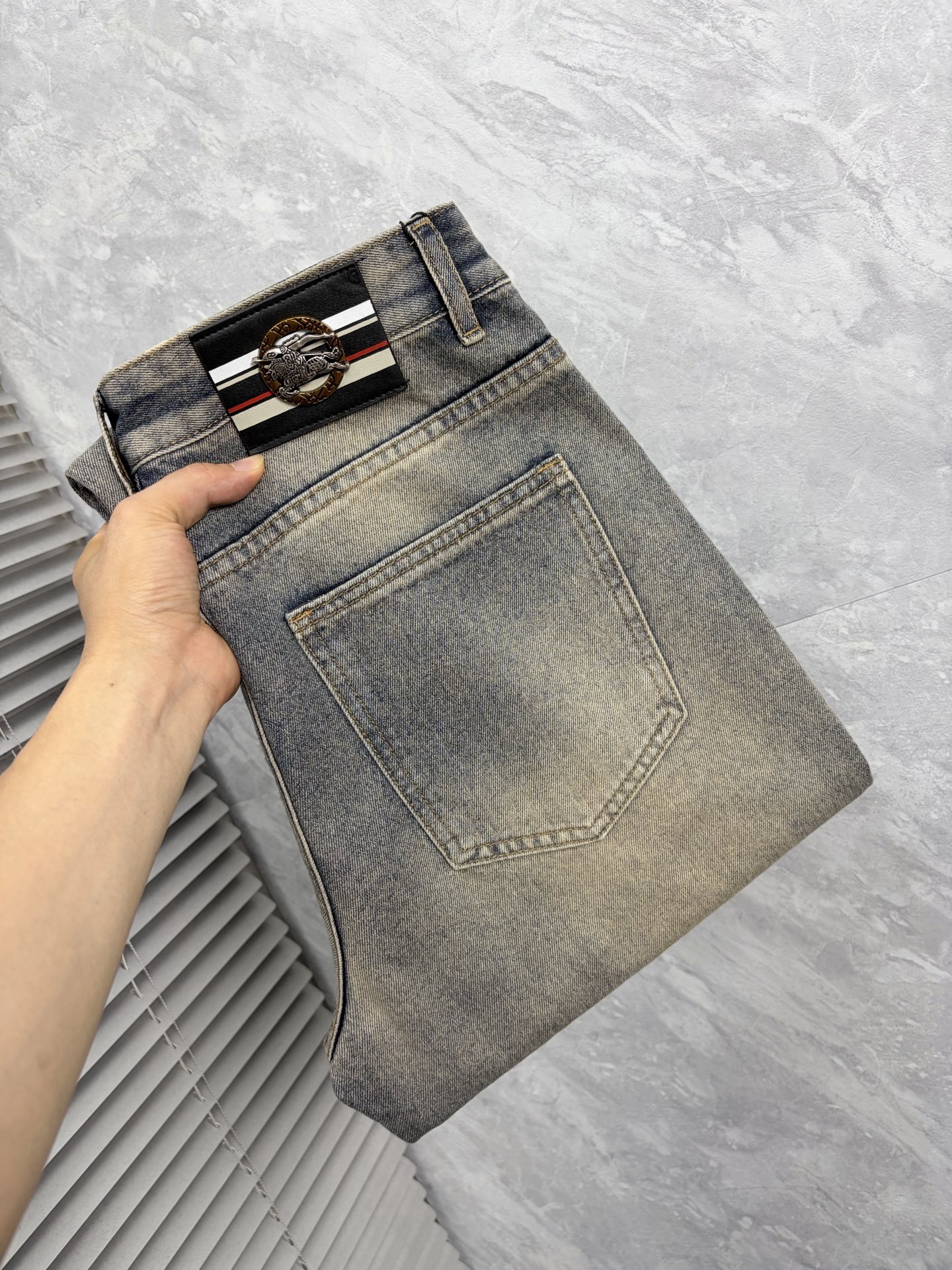 NO:876910,Burberry 26 autumn and winter men's denim large hem jeans, official album and poster style!  High-grade imported denim raw color fabrics are supplied to customers, and the pure 13oz denim fabrics from Okayama, Japan are specially selected. Heavy-duty environmentally friendly plant enzyme washing process is used. The texture has a light retro color, which is quite beautiful and is very suitable for autumn and winter color matching. The fabric is soft and delicate after washing, but has strong bones and a slight stretch, providing an excellent comfortable experience. There is no damage from any technological elements throughout the body, retaining the purest tannin color!  The details throughout the body are perfect, exquisite and sophisticated. The latest leather label on the waist highlights the brand's characteristics. The hardware accessories, leather label and wiring all reflect the craftsmanship!  The silhouette is perfectly tailored and has excellent butt lift and slimming effect. It can be easily matched with any top in the wardrobe. It has wide compatibility and is suitable for various daily wear. The upper body is full of style. It is a must-have trousers for those who are obsessed with quality control and 1V!  Size 29-38 (not 35.37),,burberry,jeans,19860909巴宝莉 26秋冬男士丹宁大裤脚牛仔裤,官宣画册海报穿搭款！ 客供高级进口的丹宁原色面料,特选日本冈山纯正13oz 盎司牛仔布料,重磅环保植物酵素水洗工艺,肌理有着淡淡的复古色彩,相当漂亮,极符合秋冬的配色,面料经过水洗后柔软细腻,但筋骨感极强,且略带弹力,提供了绝佳的舒适体验,通身无任何工艺元素破坏,保留了最纯粹的丹宁本色！通身细节完美如斯,精湛且考究,最新的腰部皮标彰显了品牌特质,五金配件、皮标、走线无不体现出匠心工艺！版型剪裁完美,提臀修身效果绝佳,可轻松横扫衣橱任何的上装搭配,兼容性广泛,满足于日常各种穿搭,上身型款十足,于品质控及1V迷控者必入型裤装！ 尺码29—38（没35.37）,,burberry,jeans,,Men's clothing