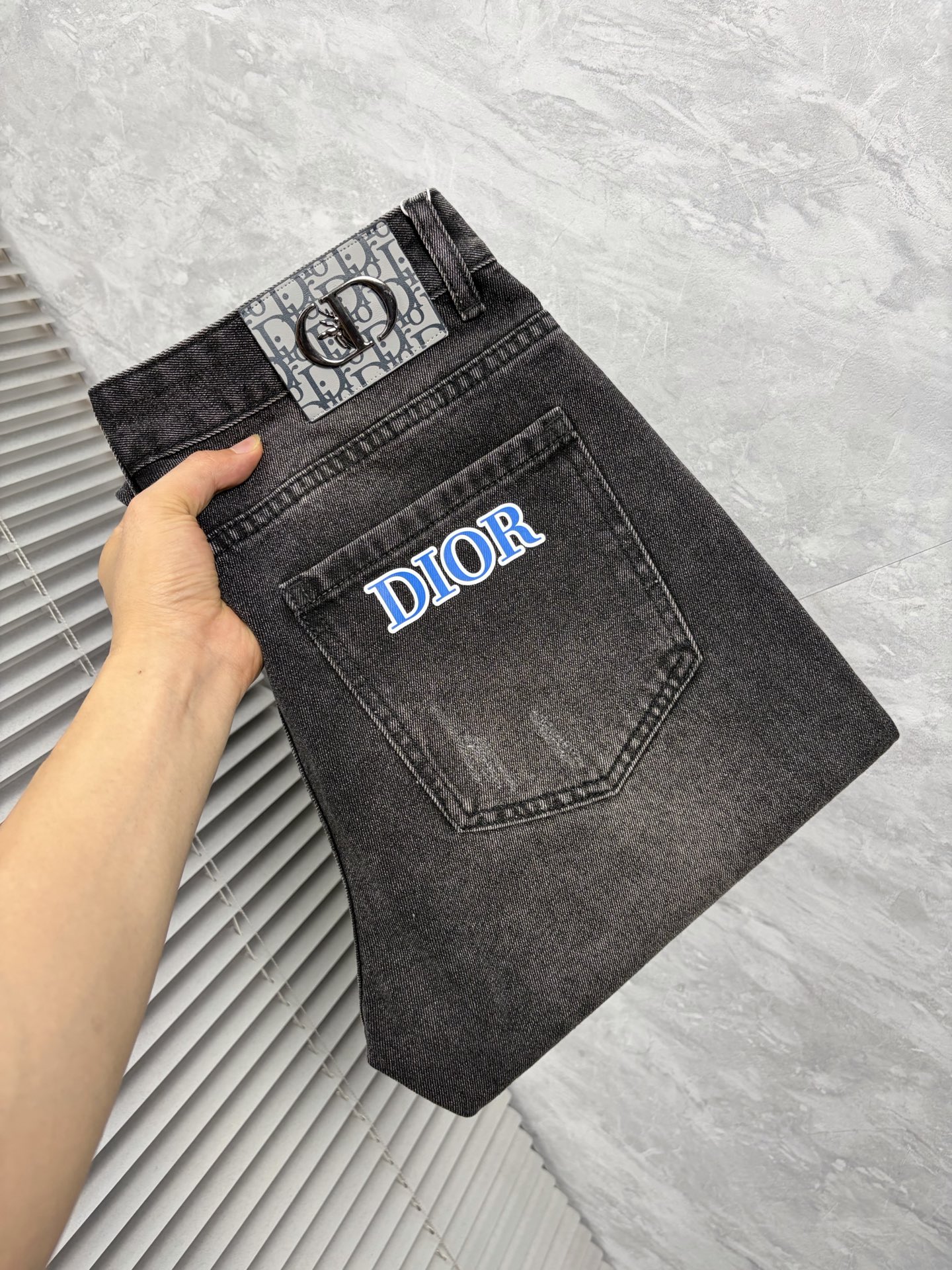 NO:876916,dr26 autumn and winter men's denim large hem jeans, official album and poster wear style!  High-grade imported denim raw color fabrics are supplied to customers, and the pure 13oz denim fabrics from Okayama, Japan are specially selected. Heavy-duty environmentally friendly plant enzyme washing process is used. The texture has a light retro color, which is quite beautiful and is very suitable for autumn and winter color matching. The fabric is soft and delicate after washing, but has strong bones and a slight stretch, providing an excellent comfortable experience. There is no damage from any technological elements throughout the body, retaining the purest tannin color!  The details throughout the body are perfect, exquisite and sophisticated. The latest leather label on the waist highlights the brand's characteristics. The hardware accessories, leather label and wiring all reflect the craftsmanship!  The silhouette is perfectly tailored and has excellent butt lift and slimming effect. It can be easily matched with any top in the wardrobe. It has wide compatibility and is suitable for various daily wear. The upper body is full of style. It is a must-have trousers for those who are obsessed with quality control and 1V!  Size 29-38 (not 35.37),,jeans,19860909dr26秋冬男士丹宁大裤脚牛仔裤,官宣画册海报穿搭款！ 客供高级进口的丹宁原色面料,特选日本冈山纯正13oz 盎司牛仔布料,重磅环保植物酵素水洗工艺,肌理有着淡淡的复古色彩,相当漂亮,极符合秋冬的配色,面料经过水洗后柔软细腻,但筋骨感极强,且略带弹力,提供了绝佳的舒适体验,通身无任何工艺元素破坏,保留了最纯粹的丹宁本色！通身细节完美如斯,精湛且考究,最新的腰部皮标彰显了品牌特质,五金配件、皮标、走线无不体现出匠心工艺！版型剪裁完美,提臀修身效果绝佳,可轻松横扫衣橱任何的上装搭配,兼容性广泛,满足于日常各种穿搭,上身型款十足,于品质控及1V迷控者必入型裤装！ 尺码29—38（没35.37）,,jeans,,Men's clothing