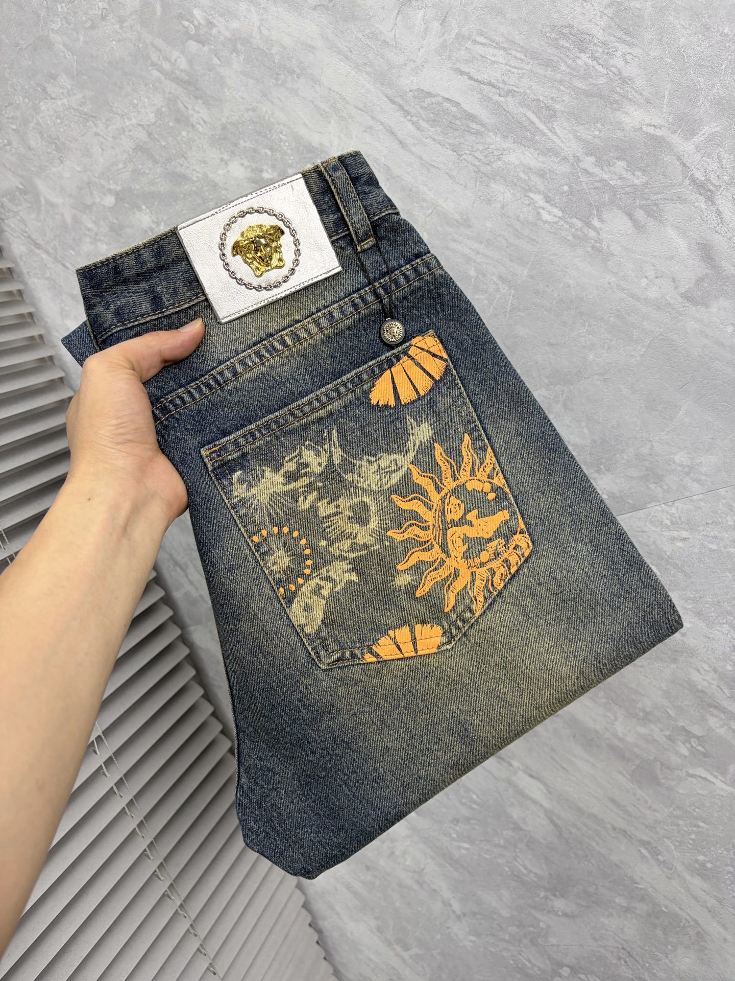 NO:876923,Versace 26 autumn and winter men's denim large hem jeans, official album and poster style!  High-grade imported denim raw color fabrics are supplied to customers, and the pure 13oz denim fabrics from Okayama, Japan are specially selected. Heavy-duty environmentally friendly plant enzyme washing process is used. The texture has a light retro color, which is quite beautiful and is very suitable for autumn and winter color matching. The fabric is soft and delicate after washing, but has strong bones and a slight stretch, providing an excellent comfortable experience. There is no damage from any technological elements throughout the body, retaining the purest tannin color!  The details throughout the body are perfect, exquisite and sophisticated. The latest leather label on the waist highlights the brand's characteristics. The hardware accessories, leather label and wiring all reflect the craftsmanship!  The silhouette is perfectly tailored and has excellent butt lift and slimming effect. It can be easily matched with any top in the wardrobe. It has wide compatibility and is suitable for various daily wear. The upper body is full of style. It is a must-have trousers for those who are obsessed with quality control and 1V!  Sizes 29-38 (not 35.37),,versace,jeans,19860909范思哲 26秋冬男士丹宁大裤脚牛仔裤,官宣画册海报穿搭款！ 客供高级进口的丹宁原色面料,特选日本冈山纯正13oz 盎司牛仔布料,重磅环保植物酵素水洗工艺,肌理有着淡淡的复古色彩,相当漂亮,极符合秋冬的配色,面料经过水洗后柔软细腻,但筋骨感极强,且略带弹力,提供了绝佳的舒适体验,通身无任何工艺元素破坏,保留了最纯粹的丹宁本色！通身细节完美如斯,精湛且考究,最新的腰部皮标彰显了品牌特质,五金配件、皮标、走线无不体现出匠心工艺！版型剪裁完美,提臀修身效果绝佳,可轻松横扫衣橱任何的上装搭配,兼容性广泛,满足于日常各种穿搭,上身型款十足,于品质控及1V迷控者必入型裤装！ 尺码29—38（没35.37）,,versace,jeans,,Men's clothing