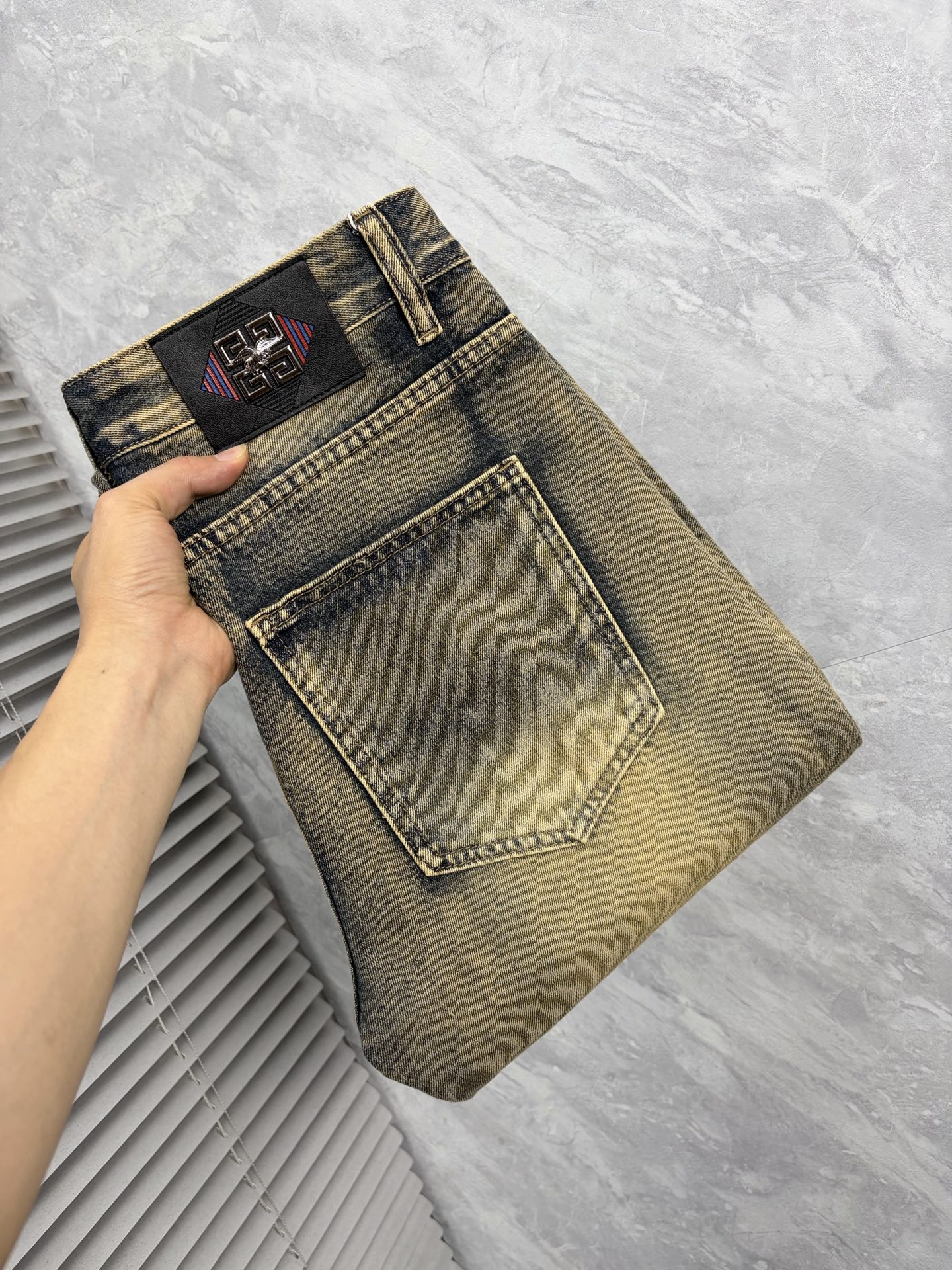 NO:876939,Givenchy 26 autumn and winter men's denim large hem jeans, official album and poster style!  High-grade imported denim raw color fabrics are supplied to customers, and the pure 13oz denim fabrics from Okayama, Japan are specially selected. Heavy-duty environmentally friendly plant enzyme washing process is used. The texture has a light retro color, which is quite beautiful and is very suitable for autumn and winter color matching. The fabric is soft and delicate after washing, but has strong bones and a slight stretch, providing an excellent comfortable experience. There is no damage from any technological elements throughout the body, retaining the purest tannin color!  The details throughout the body are perfect, exquisite and sophisticated. The latest leather label on the waist highlights the brand's characteristics. The hardware accessories, leather label and wiring all reflect the craftsmanship!  The silhouette is perfectly tailored and has excellent butt lift and slimming effect. It can be easily matched with any top in the wardrobe. It has wide compatibility and is suitable for various daily wear. The upper body is full of style. It is a must-have trousers for those who are obsessed with quality control and 1V!  Size 29-38 (not 35.37),,givenchy,jeans,19860909纪梵希 26秋冬男士丹宁大裤脚牛仔裤,官宣画册海报穿搭款！ 客供高级进口的丹宁原色面料,特选日本冈山纯正13oz 盎司牛仔布料,重磅环保植物酵素水洗工艺,肌理有着淡淡的复古色彩,相当漂亮,极符合秋冬的配色,面料经过水洗后柔软细腻,但筋骨感极强,且略带弹力,提供了绝佳的舒适体验,通身无任何工艺元素破坏,保留了最纯粹的丹宁本色！通身细节完美如斯,精湛且考究,最新的腰部皮标彰显了品牌特质,五金配件、皮标、走线无不体现出匠心工艺！版型剪裁完美,提臀修身效果绝佳,可轻松横扫衣橱任何的上装搭配,兼容性广泛,满足于日常各种穿搭,上身型款十足,于品质控及1V迷控者必入型裤装！ 尺码29—38（没35.37）,,givenchy,jeans,,Men's clothing
