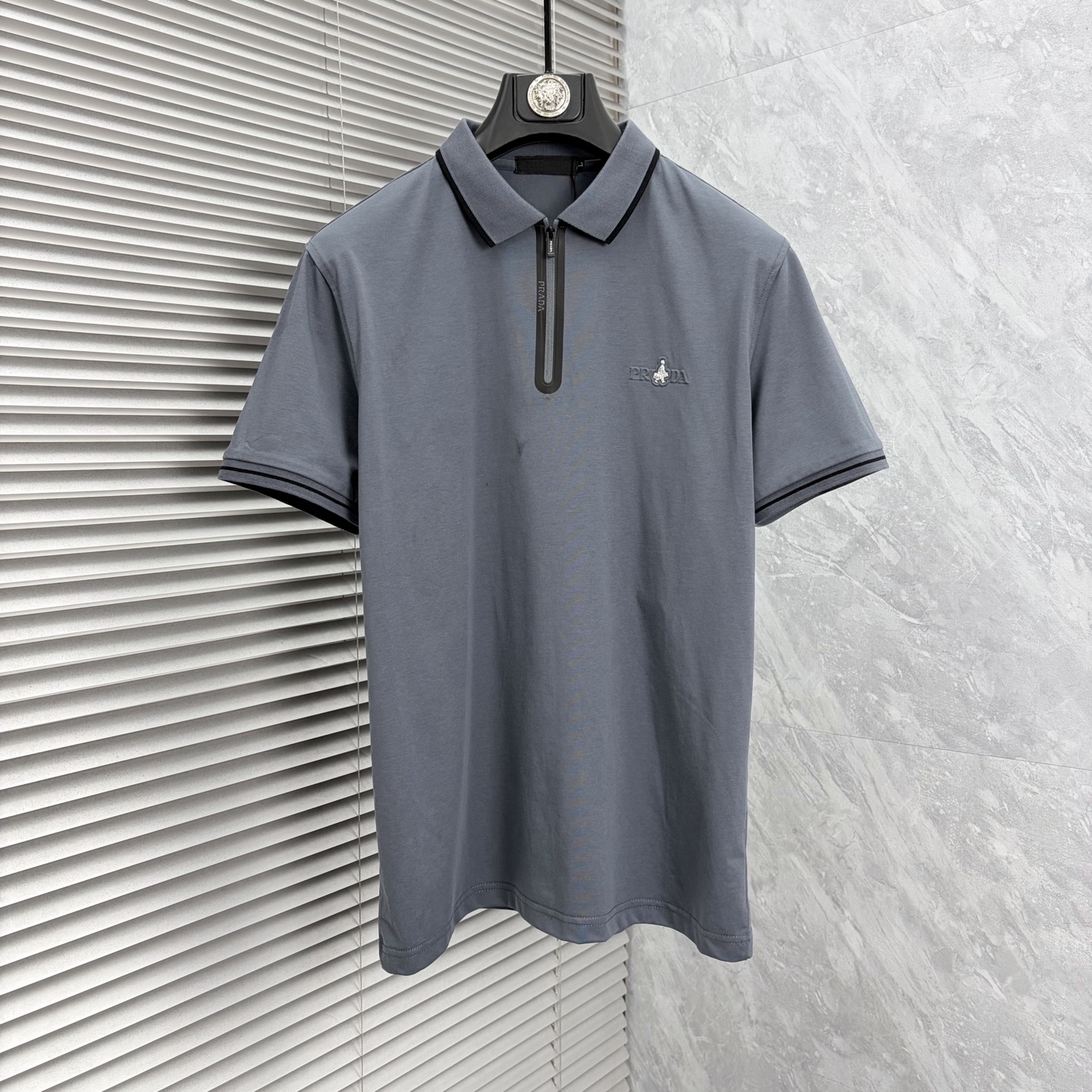 NO:916058,Pula*2026  The new summer men's lapel polo shirt unlocks Italian elegance. The neckline design is the finishing touch of the entire short sleeves. Simple lines outline a neat shape. The iconic brand logo is presented on the chest with exquisite embroidery technology. It is low-key yet recognizable. Every detail demonstrates the brand's profound heritage and persistent pursuit of the brand. It is made of high-quality fabrics, soft and comfortable, with excellent breathability and delicate touch. Even when worn in the hot summer, you can always stay fresh!  Size L-3XL,,prada,T-shirt,19860909普拉*2026 夏季新款男士翻领polo衫,解锁意式优雅.领口设计是整件短袖的点睛之笔,简约线条勾勒出利落造型,标志性品牌logo以精致的刺绣工艺呈现于胸前,低调又不失辨识度,每一处细节都彰显着品牌的深厚底蕴与对品牌的执着追求.选用高品质面料,柔软舒适,透气性极佳,触感细腻,即使在炎炎夏日穿着,也能时刻保持清爽！ 码数L-3XL,,prada,T-shirt,,Men's clothing