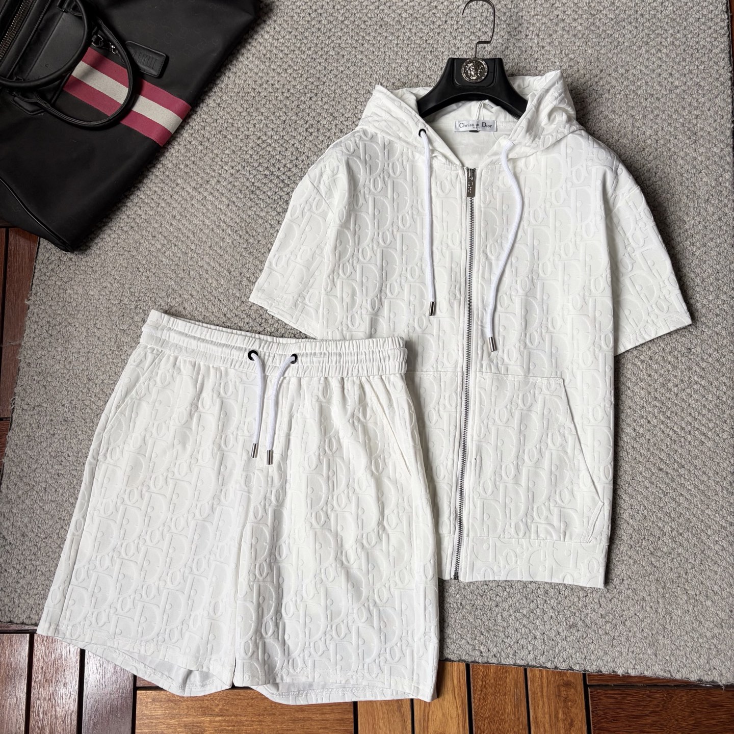 NO:908087,DR2026 latest summer style, same style for men and women, classic design short-sleeved T-shirt and shorts suit, slightly expanded version, customized air layer fabric, soft to the touch, comfortable to wear, fine workmanship. The upper body effect is incomparably handsome, size M-3XL, shorts, T-shirt, tees, t-shirt,19860909DR2026夏季最新款,男女同款,经典设计短袖T恤短裤套装,微扩版型,定制空气层面料,手感柔软,穿着舒适,做工精细.上身效果无敌帅气,码数M-3XL,,shorts,T-shirt,tees，t-shirt,,Men's clothing