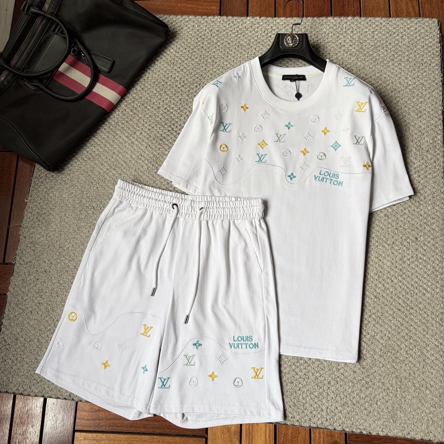 NO:934968,LV2026 latest summer style, same style for men and women, classic design short-sleeved T-shirt shorts suit, slightly expanded version, customized air layer fabric, soft to the touch, comfortable to wear, fine workmanship. The upper body effect is incomparably handsome, size M-3XL,, louis vuitton, shorts, T-shirt, tees, t-shirt,19860909LV2026夏季最新款,男女同款,经典设计短袖T恤短裤套装,微扩版型,定制空气层面料,手感柔软,穿着舒适,做工精细.上身效果无敌帅气,码数M-3XL,,louis vuitton,shorts,T-shirt,tees，t-shirt,,Men's clothing