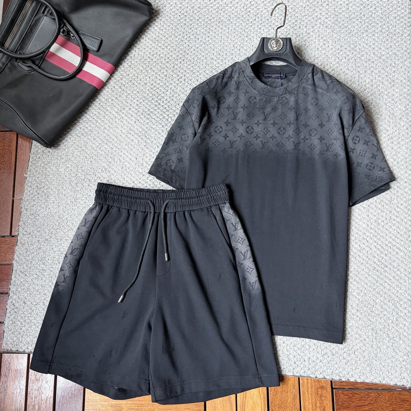 NO:908131,LVV2026 latest summer style, same style for men and women, classic design short-sleeved T-shirt shorts suit, slightly expanded version, customized air layer fabric, soft to the touch, comfortable to wear, fine workmanship. The upper body effect is incomparably handsome, size M-3XL,, louis vuitton, shorts, T-shirt, tees, t-shirt,19860909LVV2026夏季最新款,男女同款,经典设计短袖T恤短裤套装,微扩版型,定制空气层面料,手感柔软,穿着舒适,做工精细.上身效果无敌帅气,码数M-3XL,,louis vuitton,shorts,T-shirt,tees，t-shirt,,Men's clothing