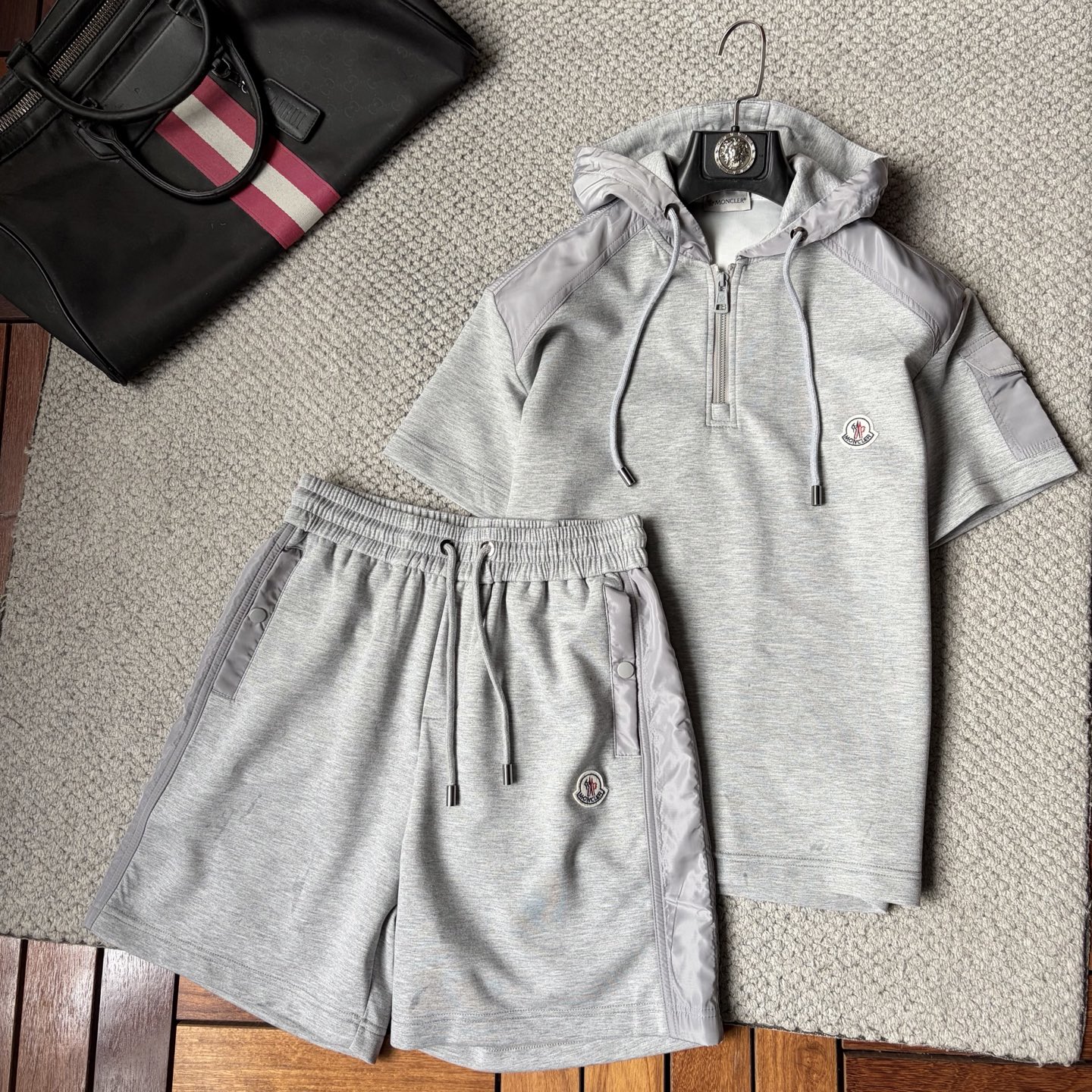 NO:934964,Moncler 2026 summer latest model, same style for men and women, classic design short-sleeved T-shirt and shorts suit, slightly expanded version, customized air layer fabric, soft to the touch, comfortable to wear, fine workmanship. The upper body effect is incomparably handsome, size M-3XL, Moncler, shorts, T-shirt, tees, t-shirt,19860909蒙口 2026夏季最新款,男女同款,经典设计短袖T恤短裤套装,微扩版型,定制空气层面料,手感柔软,穿着舒适,做工精细.上身效果无敌帅气,码数M-3XL,,Moncler,shorts,T-shirt,tees，t-shirt,,Men's clothing