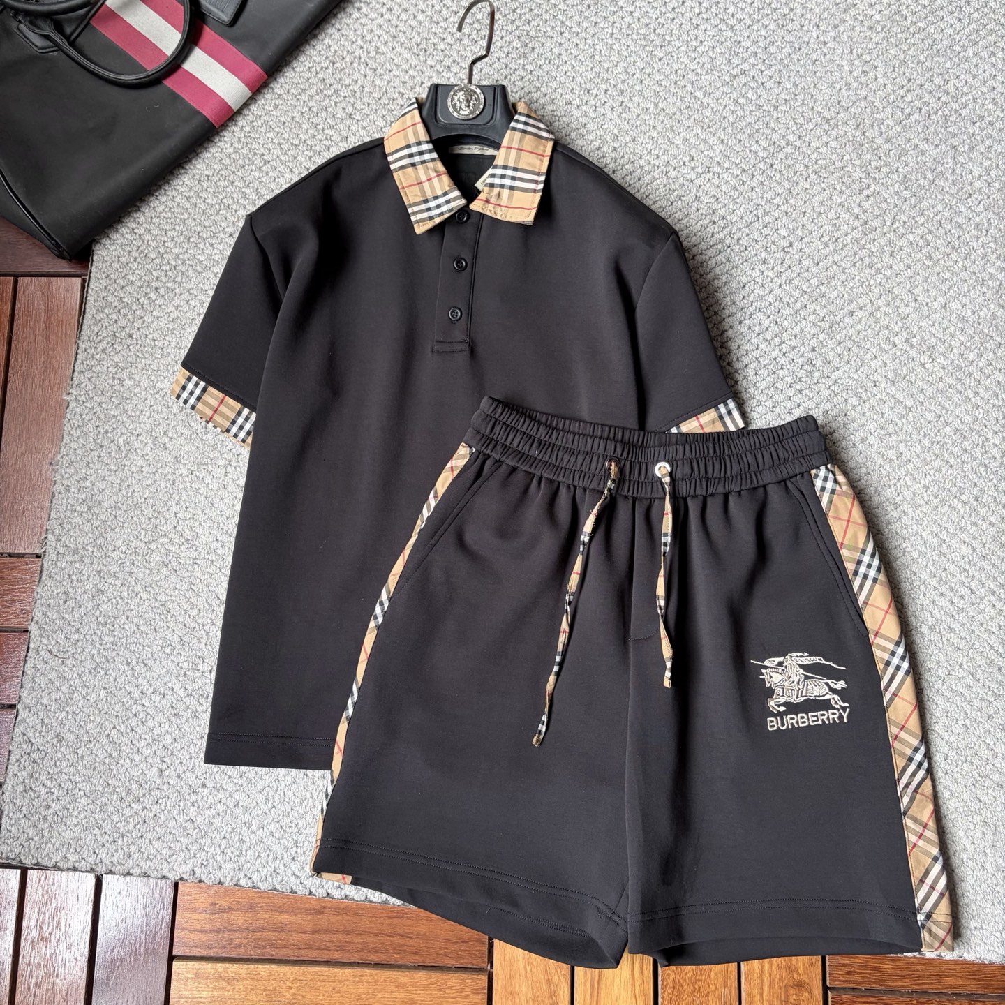 NO:908135,Burberry 2026 summer latest model, same style for men and women, classic design short-sleeved T-shirt and shorts suit, slightly expanded version, customized air layer fabric, soft to the touch, comfortable to wear, fine workmanship. The upper body effect is incomparably handsome, size M-3XL,, burberry, shorts, T-shirt, tees, t-shirt,19860909巴宝 2026夏季最新款,男女同款,经典设计短袖T恤短裤套装,微扩版型,定制空气层面料,手感柔软,穿着舒适,做工精细.上身效果无敌帅气,码数M-3XL,,burberry,shorts,T-shirt,tees，t-shirt,,Men's clothing