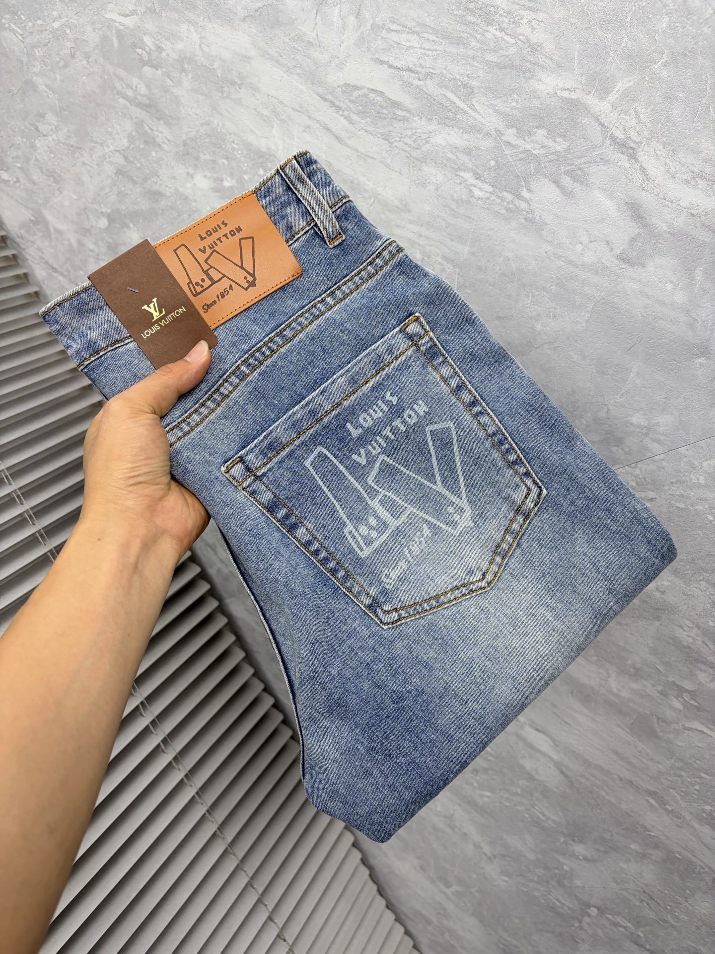 NO:916050,LV's 2026 new men's jeans. The fabric is elastic. Exclusively available on the official website. Fashionable and elegant. Heavy craftsmanship design. Using original color yeast washing process. Selected imported heavyweight denim denim fabric. Equipped with counter hardware decoration. Genuine leather label. Exquisite stitching. Big brand style. Worth owning. Size 28-38, shipped next day, Louis Vuitton, Jeans,19860909LV‘’2026新品男士牛仔裤 面料弹性好.独家发售 官网同步 时尚优雅 重工艺设计.采用原色酵母水洗工艺 精选进口重磅丹宁牛仔面料 配专柜五金装饰 真皮皮牌 精致车线 大牌风范 值得拥有.码数28-38,隔天出货,,louis vuitton,jeans,,Men's clothing