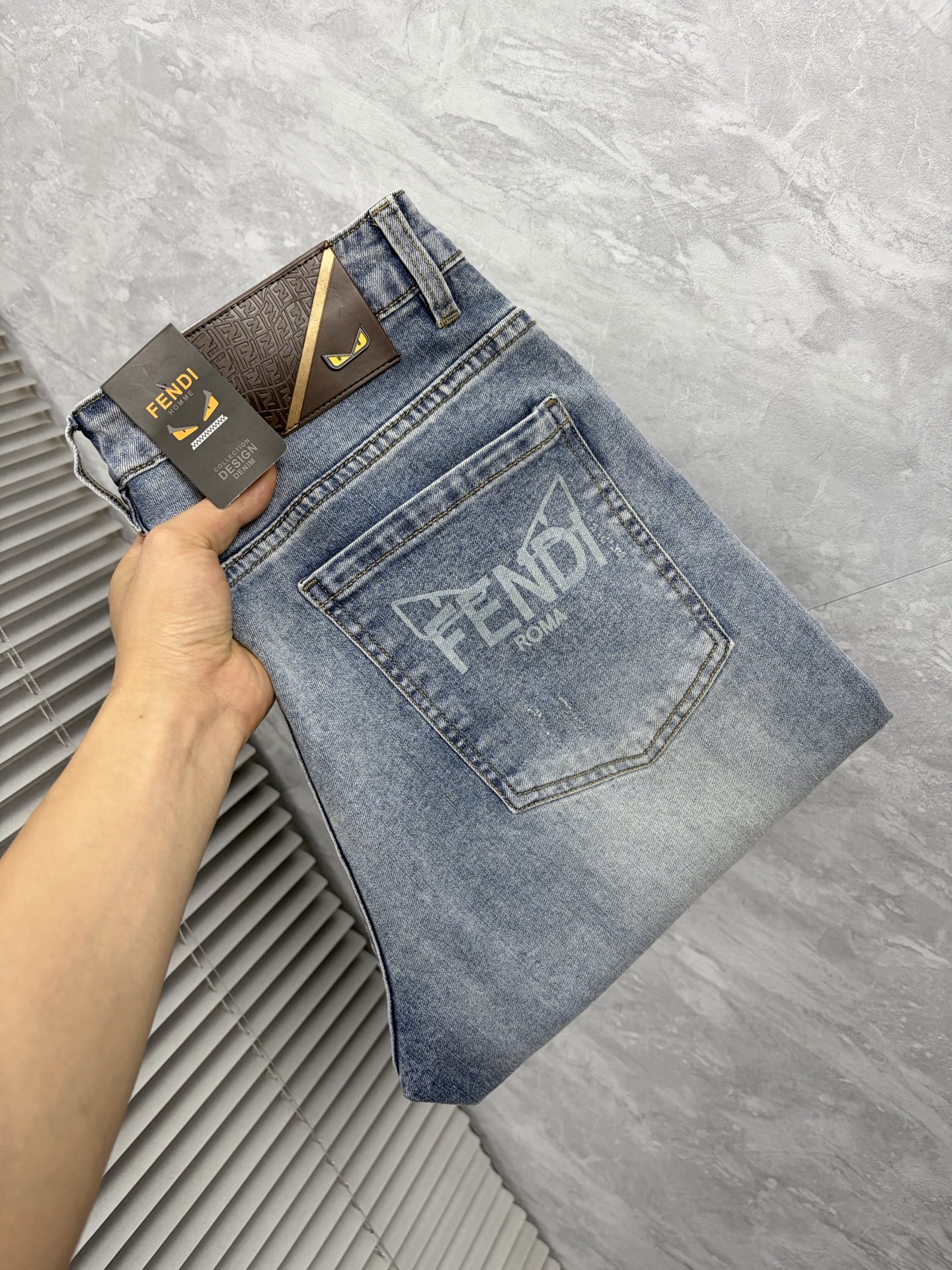 NO:916056,Fen's 2026 new men's jeans. The fabric is very elastic. Exclusively available on the official website. Fashionable and elegant. Heavy craftsmanship design. Using original color yeast washing process. Selected imported heavyweight denim denim fabric. Equipped with counter hardware decoration. Genuine leather label. Exquisite stitching. Big brand style. Worth owning. Size 28-38, shipped next day,,jeans,19860909芬‘’2026新品男士牛仔裤 面料弹性好.独家发售 官网同步 时尚优雅 重工艺设计.采用原色酵母水洗工艺 精选进口重磅丹宁牛仔面料 配专柜五金装饰 真皮皮牌 精致车线 大牌风范 值得拥有.码数28-38,隔天出货,,jeans,,Men's clothing