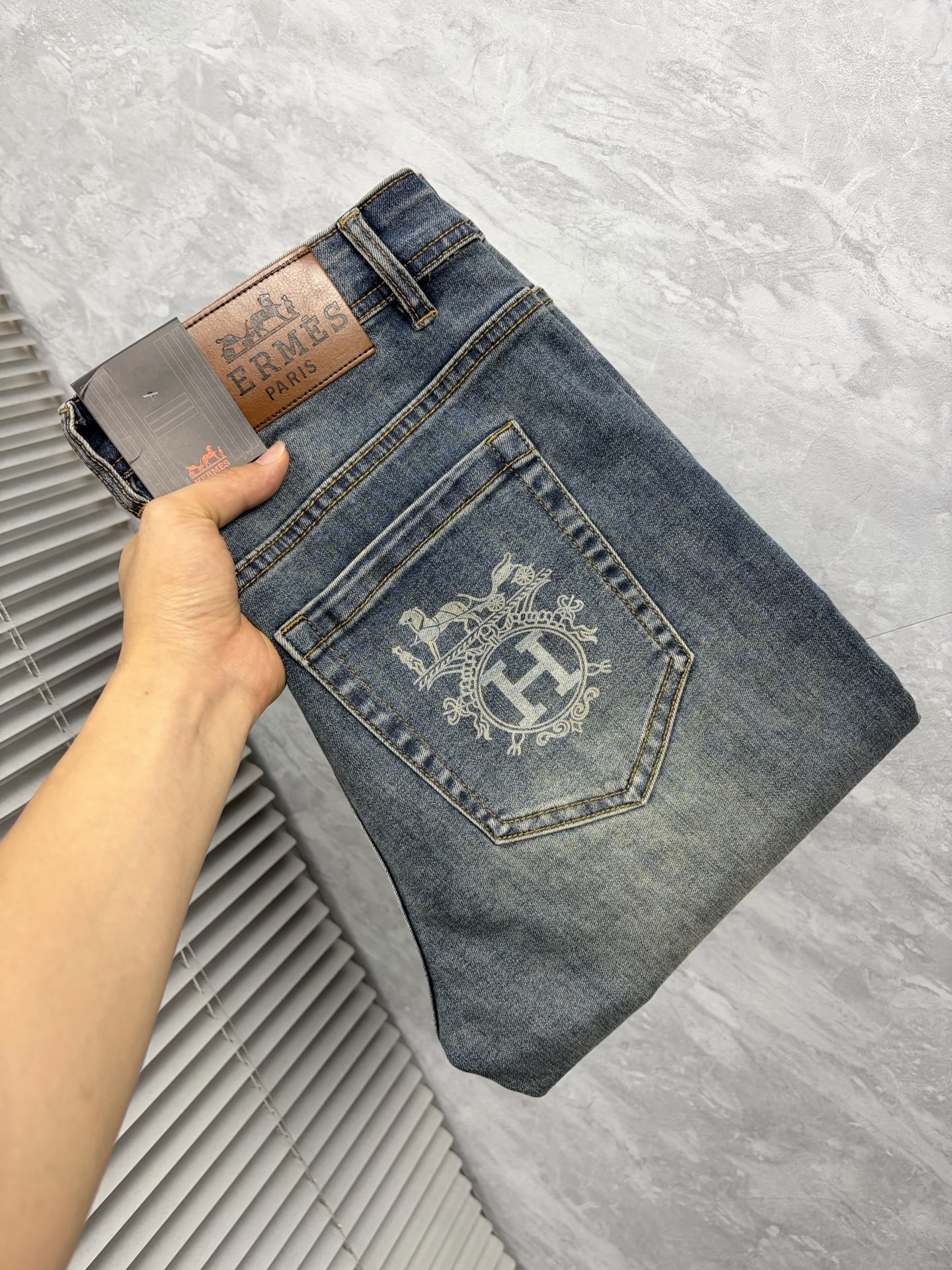 NO:916053,Hermes' 2026 new men's jeans. The fabric has good elasticity. Exclusively available on the official website. Fashionable and elegant. Heavy craftsmanship design. Using original color yeast washing process. Selected imported heavy denim denim fabric. Equipped with counter hardware decoration. Genuine leather label. Exquisite stitching. Big brand style. Worth owning. Size 28-38, shipped next day, hermes,jeans,19860909爱马‘’2026新品男士牛仔裤 面料弹性好.独家发售 官网同步 时尚优雅 重工艺设计.采用原色酵母水洗工艺 精选进口重磅丹宁牛仔面料 配专柜五金装饰 真皮皮牌 精致车线 大牌风范 值得拥有.码数28-38,隔天出货,,hermes,jeans,,Men's clothing