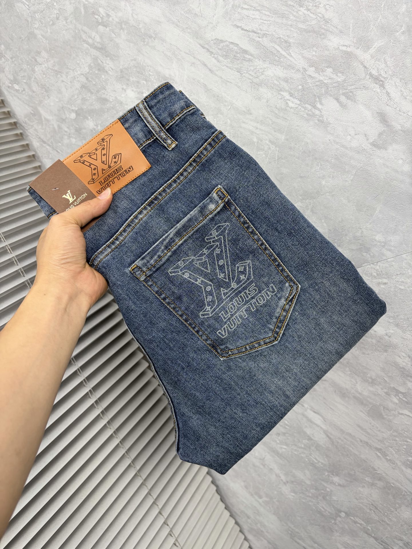 NO:916062,LV's 2026 new men's jeans. The fabric is elastic. Exclusively available on the official website. Fashionable and elegant. Heavy craftsmanship design. Using original color yeast washing process. Selected imported heavyweight denim denim fabric. Equipped with counter hardware decoration. Genuine leather label. Exquisite stitching. Big brand style. Worth owning. Size 28-38, shipped next day, Louis Vuitton, Jeans,19860909LV‘’2026新品男士牛仔裤 面料弹性好.独家发售 官网同步 时尚优雅 重工艺设计.采用原色酵母水洗工艺 精选进口重磅丹宁牛仔面料 配专柜五金装饰 真皮皮牌 精致车线 大牌风范 值得拥有.码数28-38,隔天出货,,louis vuitton,jeans,,Men's clothing