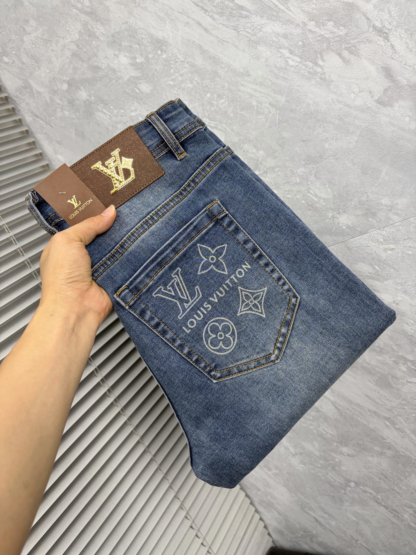 NO:916059,LV's 2026 new men's jeans. The fabric is elastic. Exclusively available on the official website. Fashionable and elegant. Heavy craftsmanship design. Using original color yeast washing process. Selected imported heavyweight denim denim fabric. Equipped with counter hardware decoration. Genuine leather label. Exquisite stitching. Big brand style. Worth owning. Size 28-38, shipped next day, Louis Vuitton, Jeans,19860909LV‘’2026新品男士牛仔裤 面料弹性好.独家发售 官网同步 时尚优雅 重工艺设计.采用原色酵母水洗工艺 精选进口重磅丹宁牛仔面料 配专柜五金装饰 真皮皮牌 精致车线 大牌风范 值得拥有.码数28-38,隔天出货,,louis vuitton,jeans,,Men's clothing