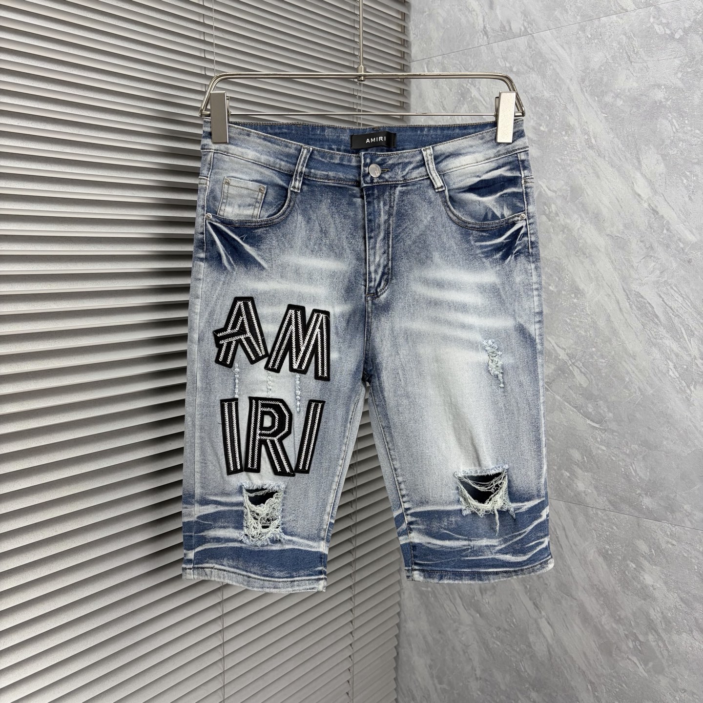 NO:932652,Trendy brand 2026 new men's jeans. The fabric is elastic. Exclusively available on the official website. Fashionable and elegant. Heavy craftsmanship design. Using original color yeast washing process. Selected imported heavyweight denim denim fabric. Equipped with counter hardware decoration. Genuine leather label. Exquisite stitching. Big brand style. Worth owning. Code number 28-36, no 35, shipped the next day,,jeans,19860909潮牌 2026新品男士牛仔裤 面料弹性好.独家发售 官网同步 时尚优雅 重工艺设计.采用原色酵母水洗工艺 精选进口重磅丹宁牛仔面料 配专柜五金装饰 真皮皮牌 精致车线 大牌风范 值得拥有.码数28-36无35,隔天出货,,jeans,,Men's clothing