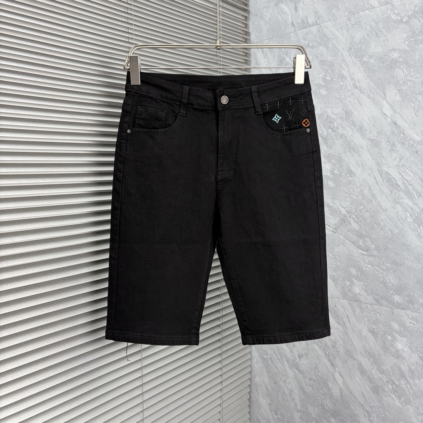 NO:932664,LV 2026 new men's jeans. The fabric has good elasticity. Exclusively available on the official website. Fashionable and elegant. Heavy craftsmanship design. Using original color yeast washing process. Selected imported heavy denim denim fabric. Equipped with counter hardware decoration. Genuine leather label. Exquisite stitching. Big brand style. Worth owning. Code number 28-36, no 35, shipped next day, louis vuitton, jeans,19860909LV 2026新品男士牛仔裤 面料弹性好.独家发售 官网同步 时尚优雅 重工艺设计.采用原色酵母水洗工艺 精选进口重磅丹宁牛仔面料 配专柜五金装饰 真皮皮牌 精致车线 大牌风范 值得拥有.码数28-36无35,隔天出货,,louis vuitton,jeans,,Men's clothing