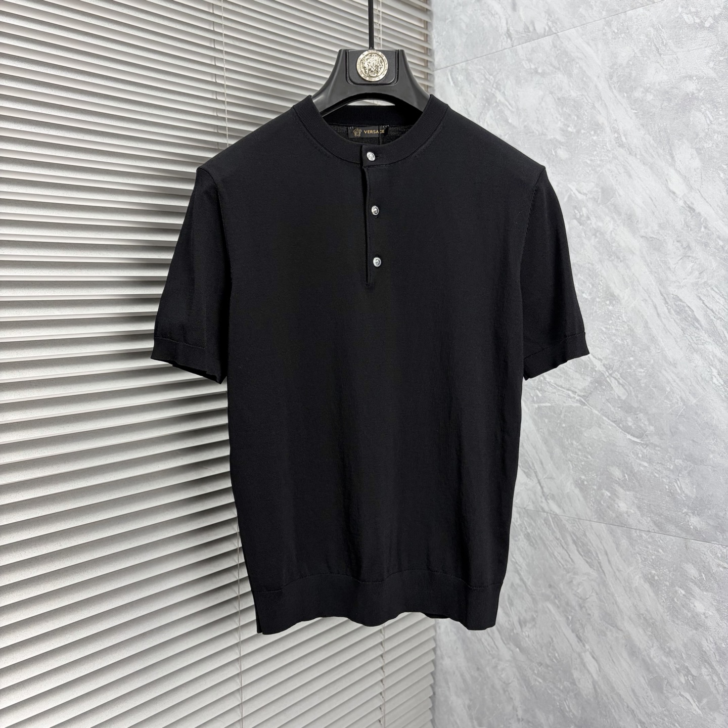 NO:918628,Fansi, ‘’ 2026 spring and summer style small mid-collar knitted fabric, truly selected highly breathable Tencel fabric, comfortable and not stuffy to wear in summer, crisp and stylish, small logo and heavy craftsmanship, simple and not simple, high-end Tencel wool sweater short sleeves, solid color and simple, fashionable yet luxurious, quality is undoubtedly great, size M-4XL, shipped next day, versace, T-shirt,19860909范思、‘’2026春夏款小中领针织 真正甄选高度透气天丝面料,夏季穿着舒服不闷热,版型挺括有型,小logo重工艺搭配简约不简单,高端级天丝羊毛衫短袖 纯色简约 时尚不失奢华 品质毋庸置疑 上身效果超赞,尺码M-4XL,隔天出货,,versace,T-shirt,,Men's clothing