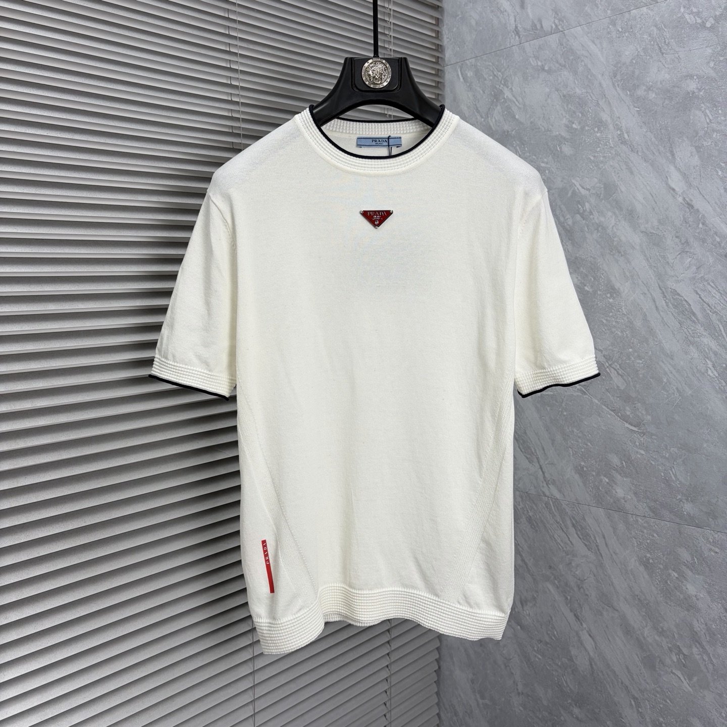 NO:918625,Prada, '' 2026 spring and summer style small middle collar knitted fabric, truly selected highly breathable Tencel fabric, comfortable and not stuffy to wear in summer, crisp and stylish, small logo and heavy craftsmanship, simple and not simple, high-end Tencel wool sweater short-sleeved, solid color and simple, fashionable yet luxurious, quality is undoubtedly great, size M-4XL, shipped next day,, prada, T-shirt,19860909普拉、‘’2026春夏款小中领针织 真正甄选高度透气天丝面料,夏季穿着舒服不闷热,版型挺括有型,小logo重工艺搭配简约不简单,高端级天丝羊毛衫短袖 纯色简约 时尚不失奢华 品质毋庸置疑 上身效果超赞,尺码M-4XL,隔天出货,,prada,T-shirt,,Men's clothing